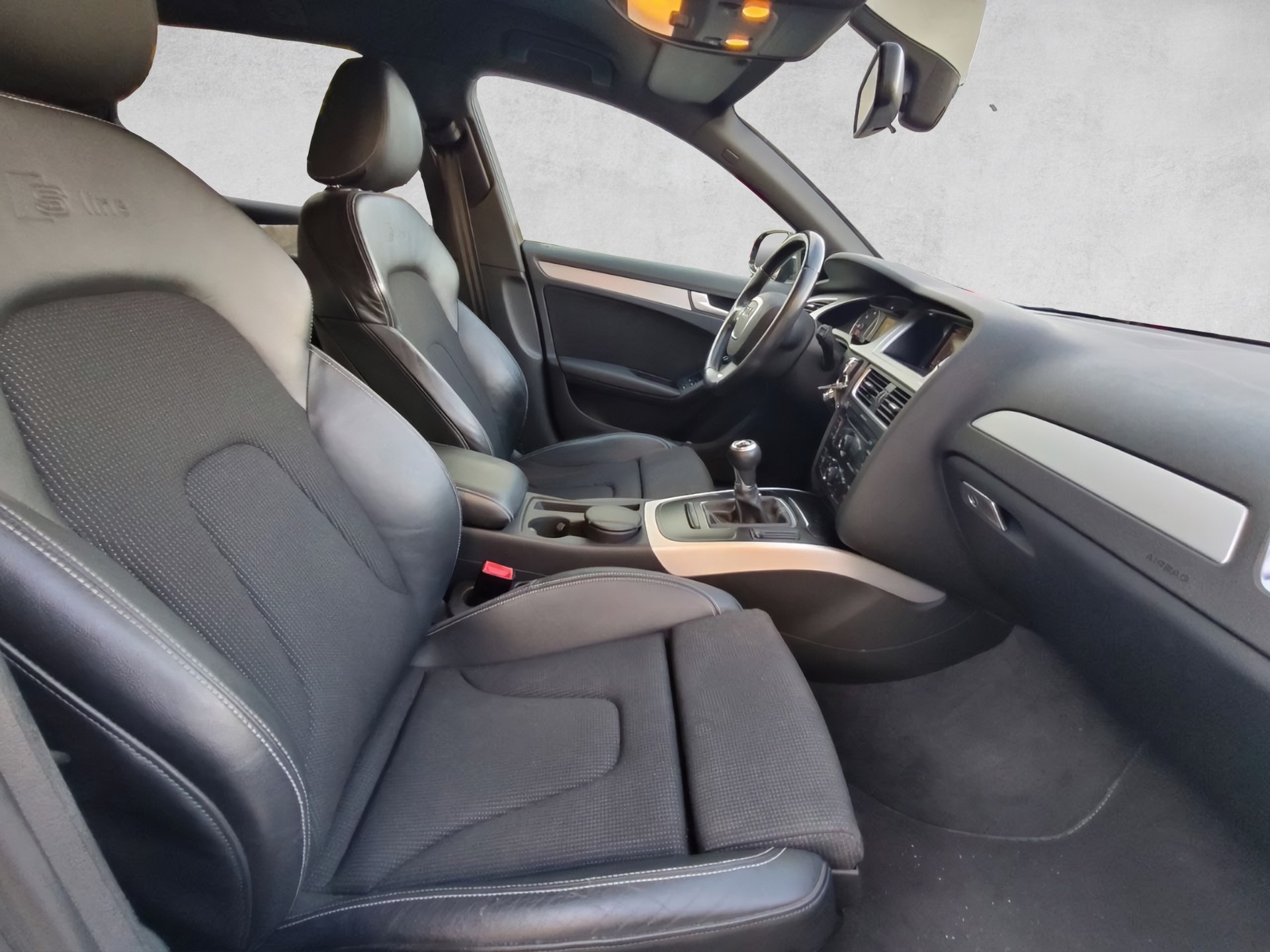 AUDI A4 Avant 2.0 TDI-image-10