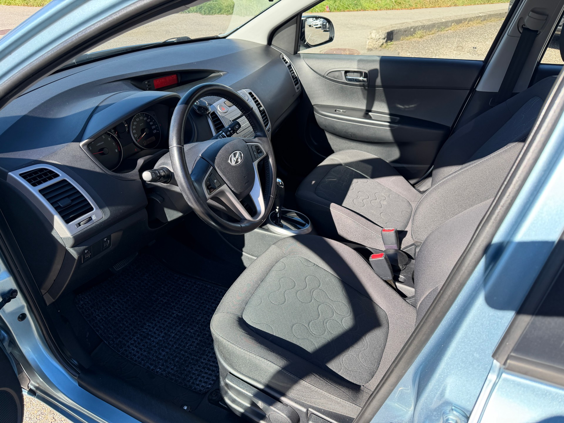 HYUNDAI i20 1.4 Style Automatic-image-8