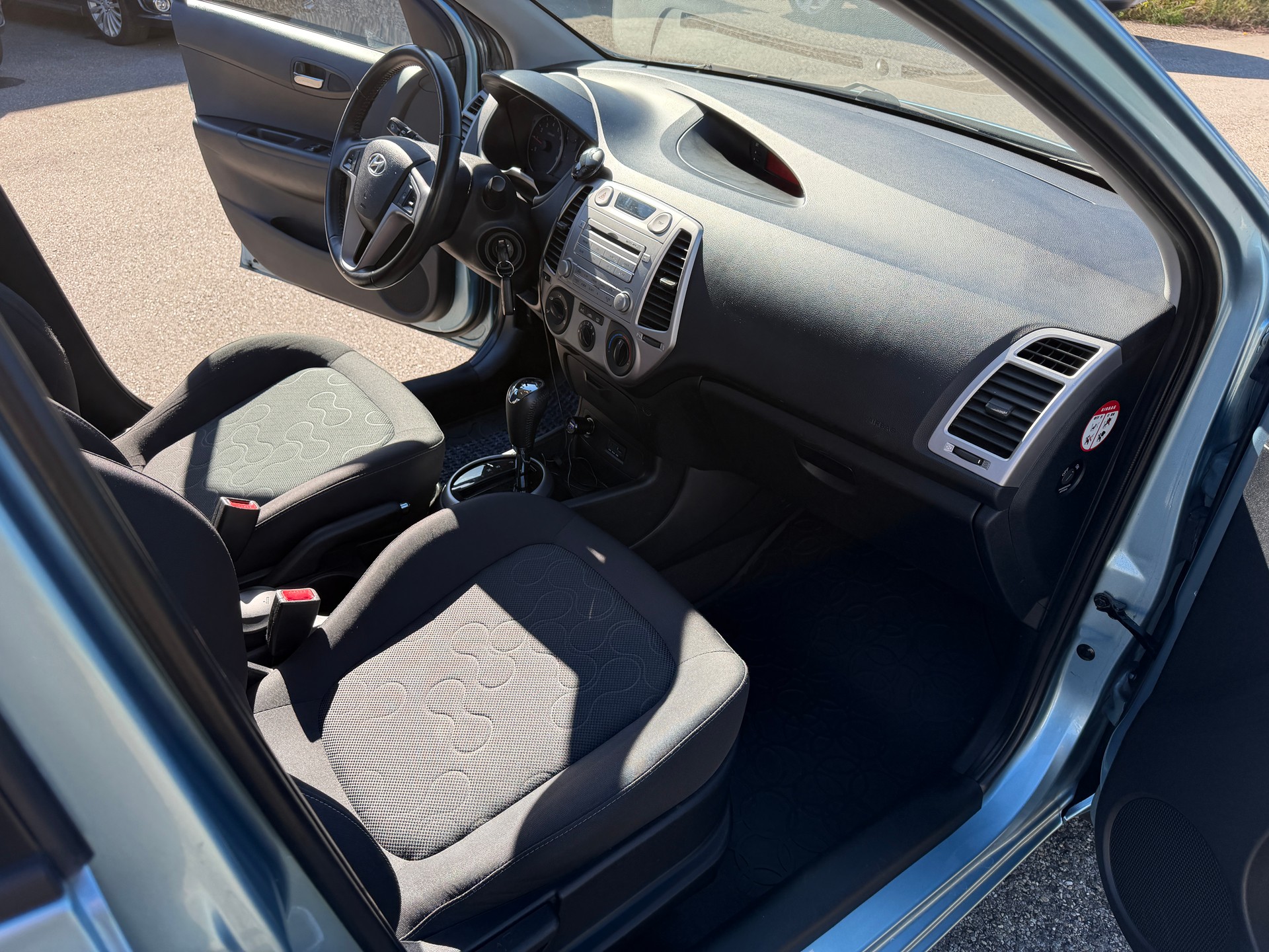 HYUNDAI i20 1.4 Style Automatic-image-9
