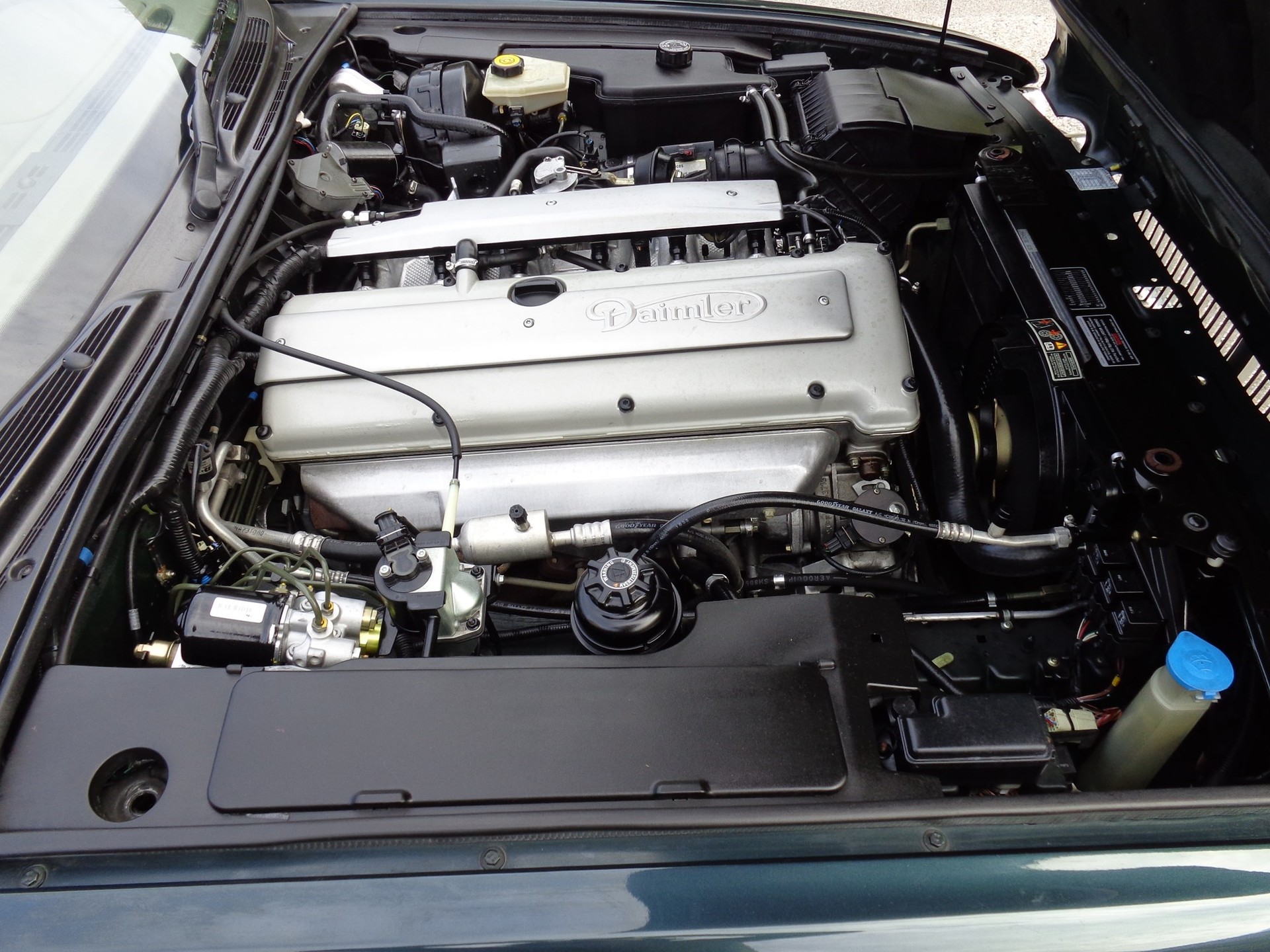 DAIMLER 4.0 Six-image-7