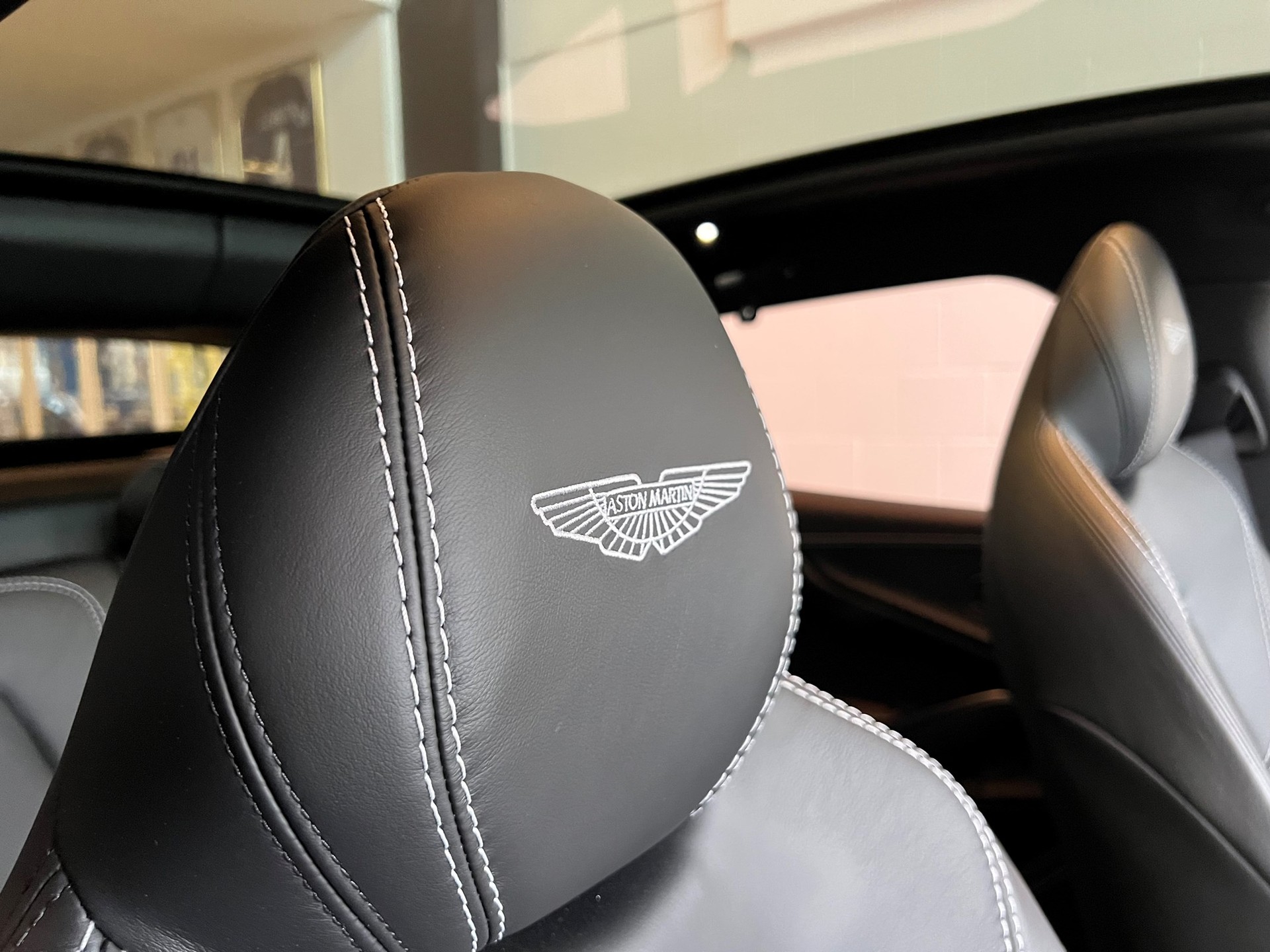 ASTON MARTIN DBX 4.0 V8-image-26