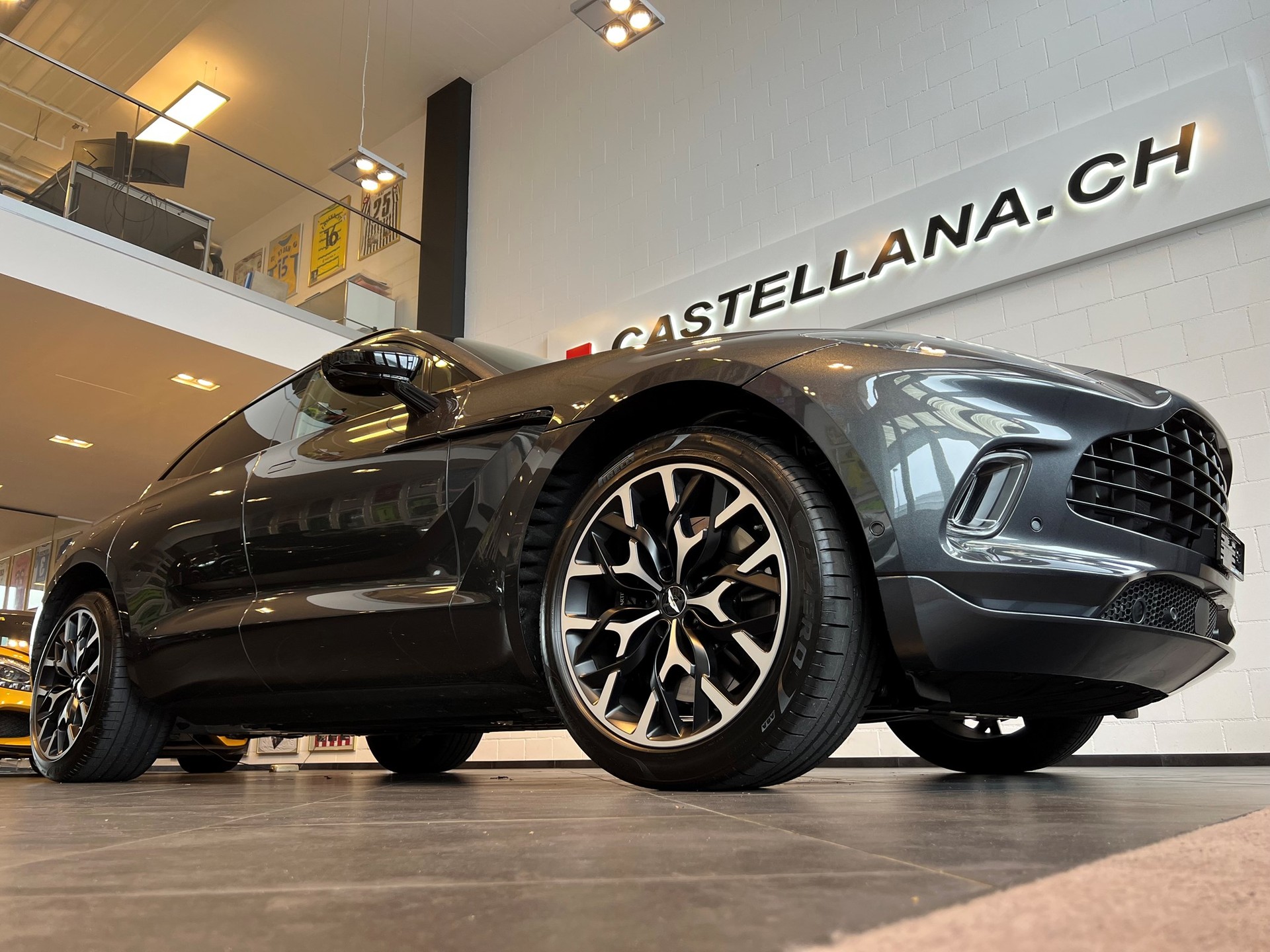 ASTON MARTIN DBX 4.0 V8-image-3