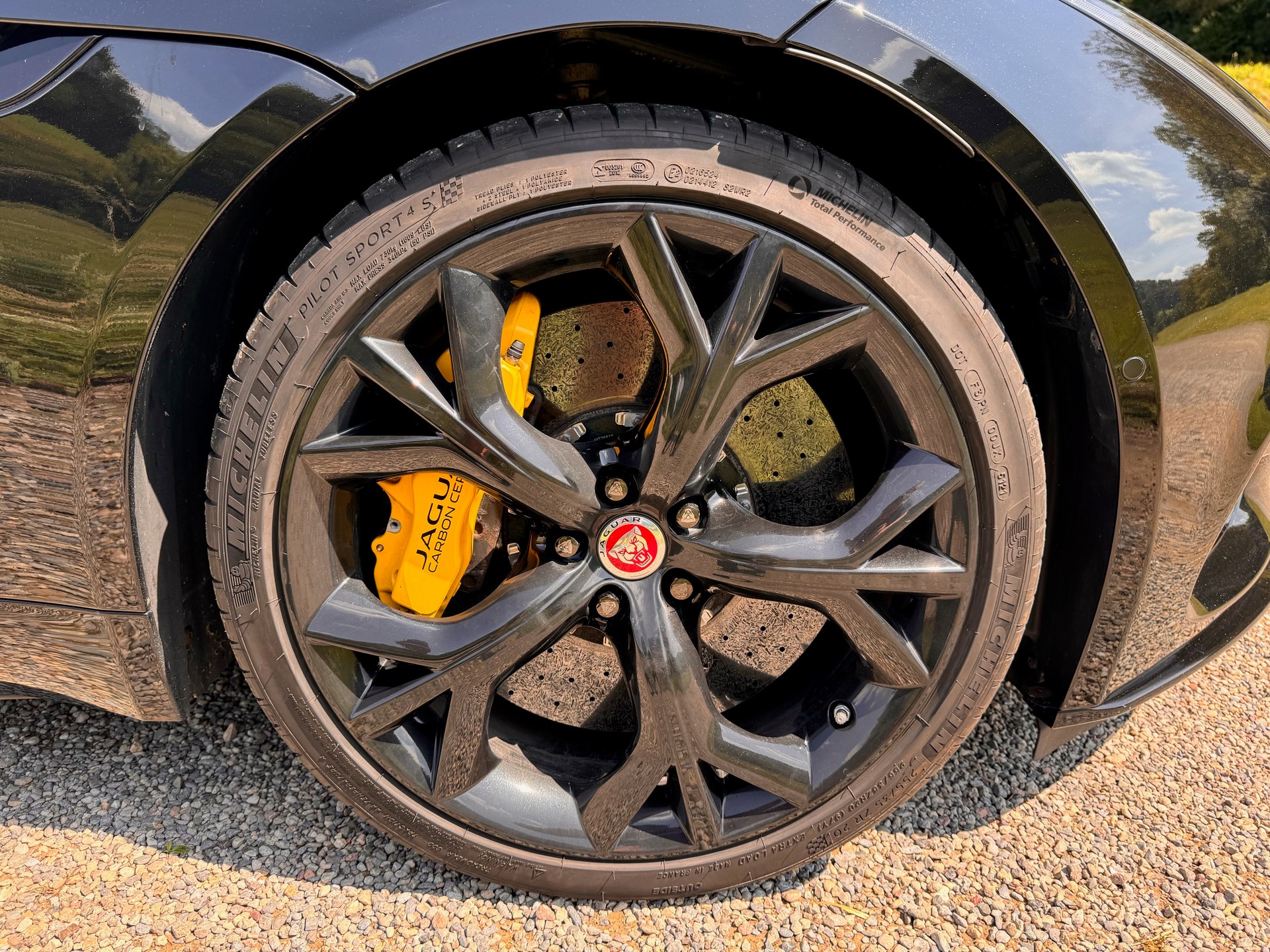 JAGUAR F-Type Coupé 5.0 V8 R AWD Santorini Black *Facelift Unikat* Automatik Keramikbremsen Ohne OPF Sportwagensound 770W Meridian-image-9