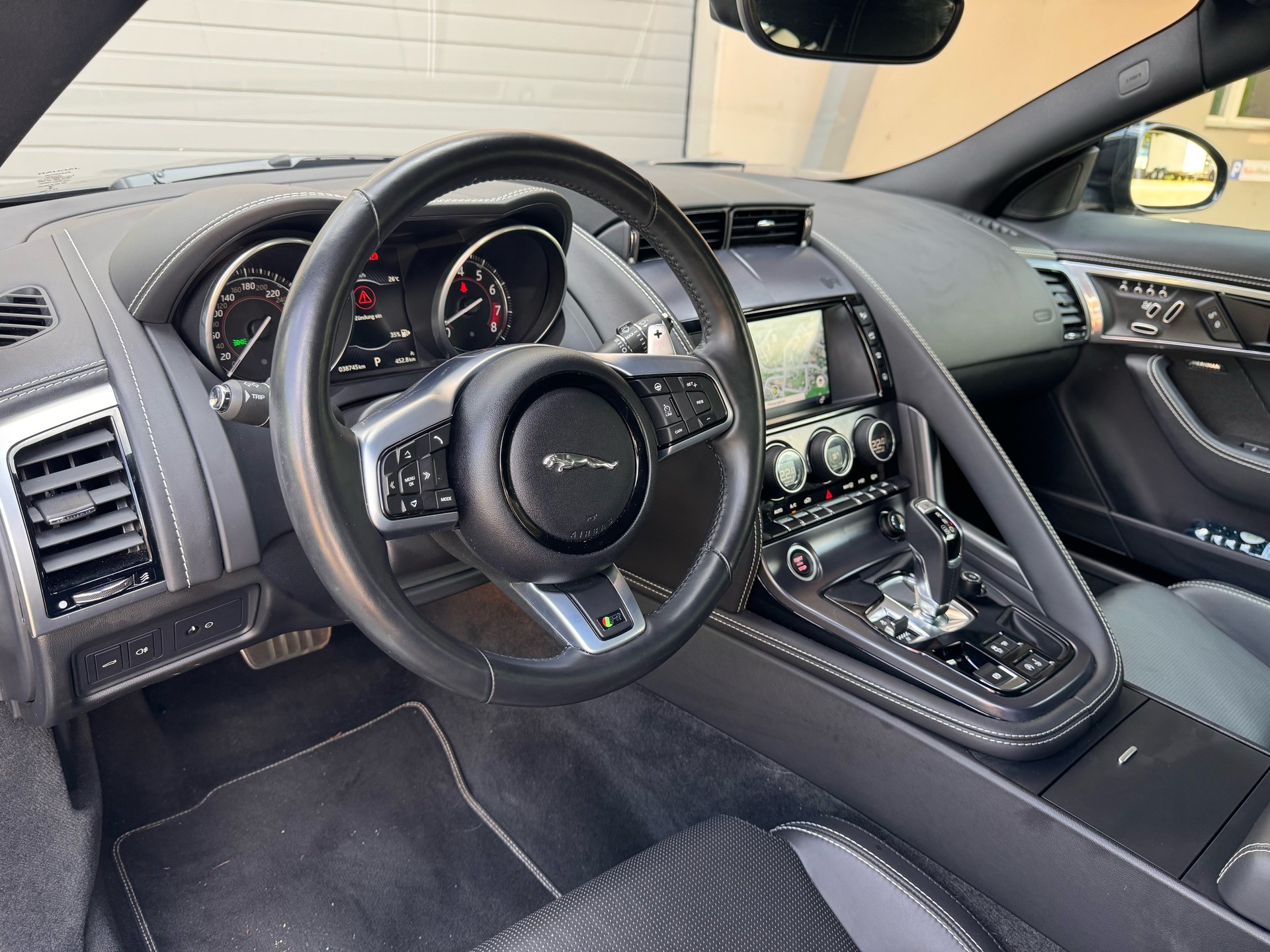 JAGUAR F-Type Coupé 5.0 V8 R AWD Santorini Black *Facelift Unikat* Automatik Keramikbremsen Ohne OPF Sportwagensound 770W Meridian-image-10
