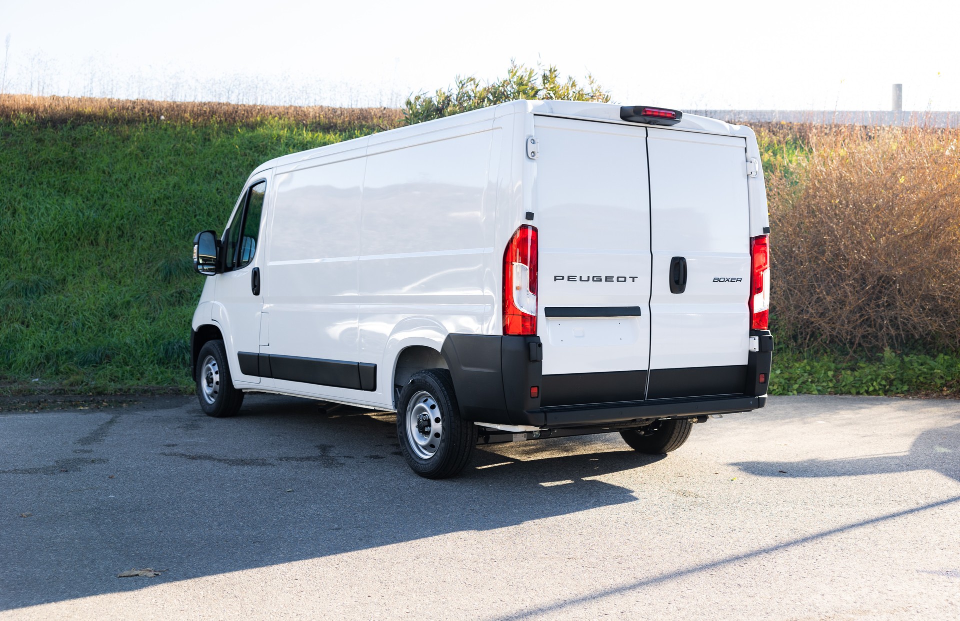 PEUGEOT Boxer L2 H1 2.2 HDI 333 Premium-image-2
