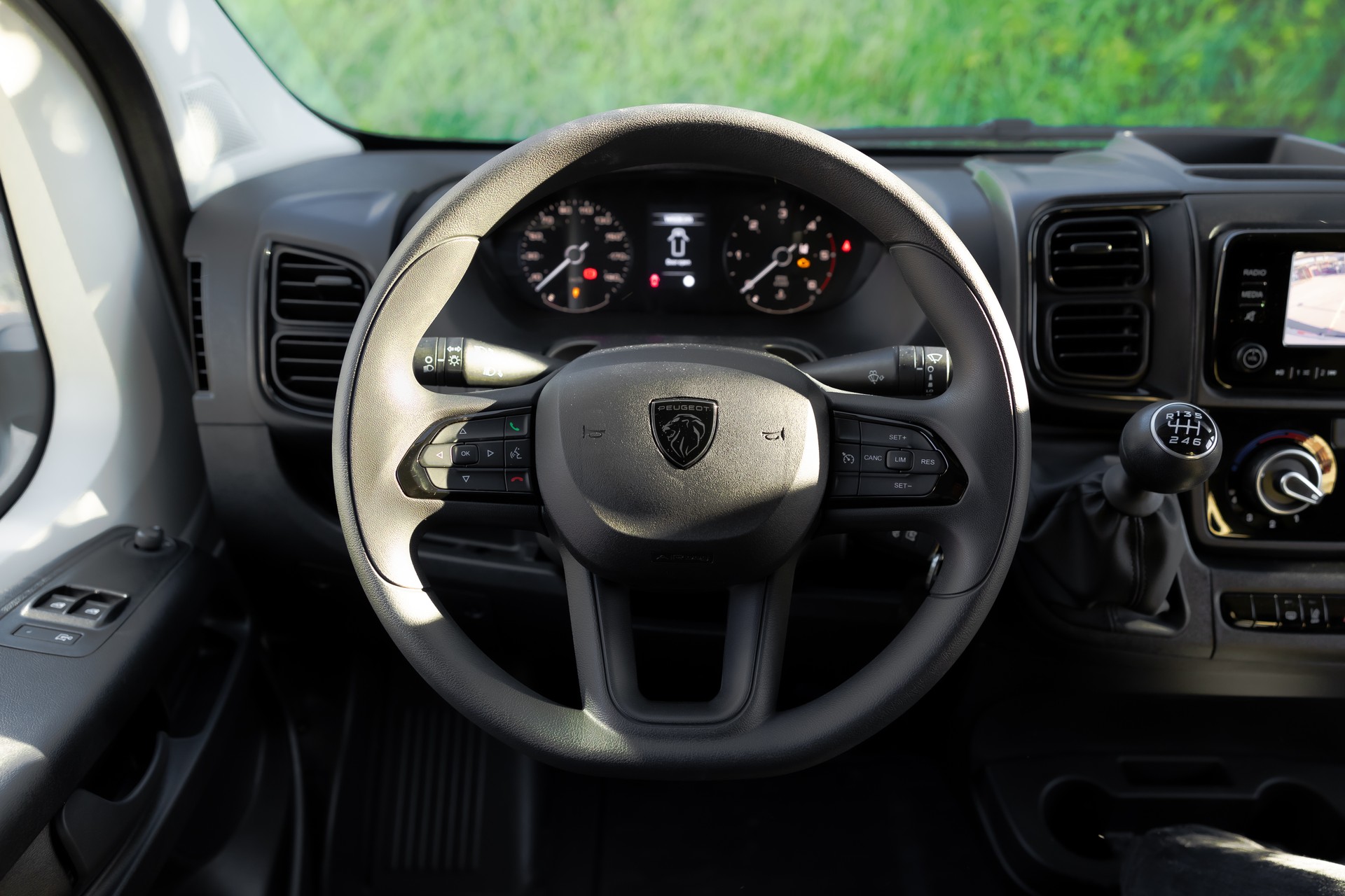 PEUGEOT Boxer L2 H1 2.2 HDI 333 Premium-image-11