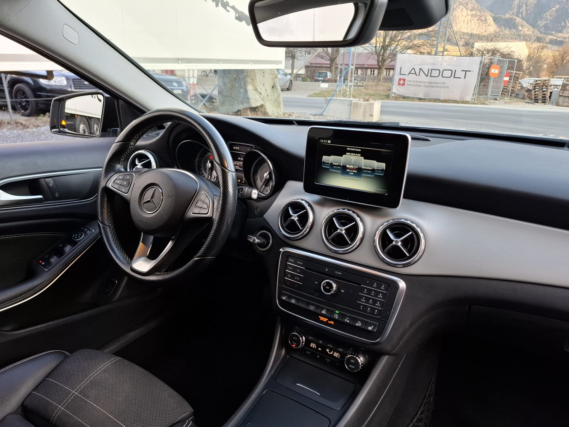MERCEDES-BENZ GLA 250 Urban 4Matic 7G-DCT-image-6