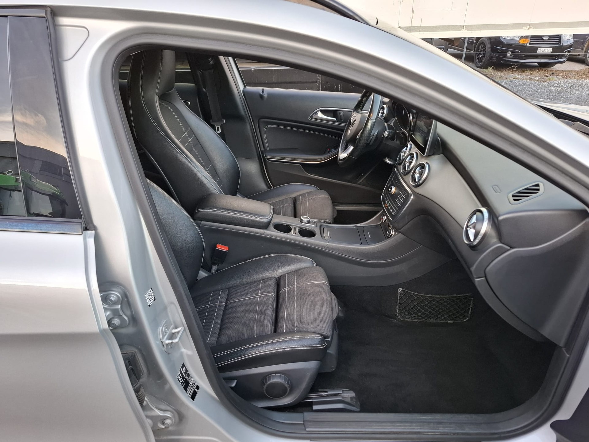 MERCEDES-BENZ GLA 250 Urban 4Matic 7G-DCT-image-8