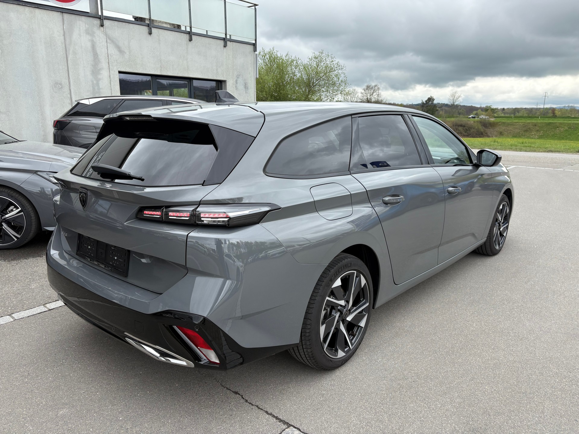 PEUGEOT 308 SW 1.2 PureTech Allure-image-3