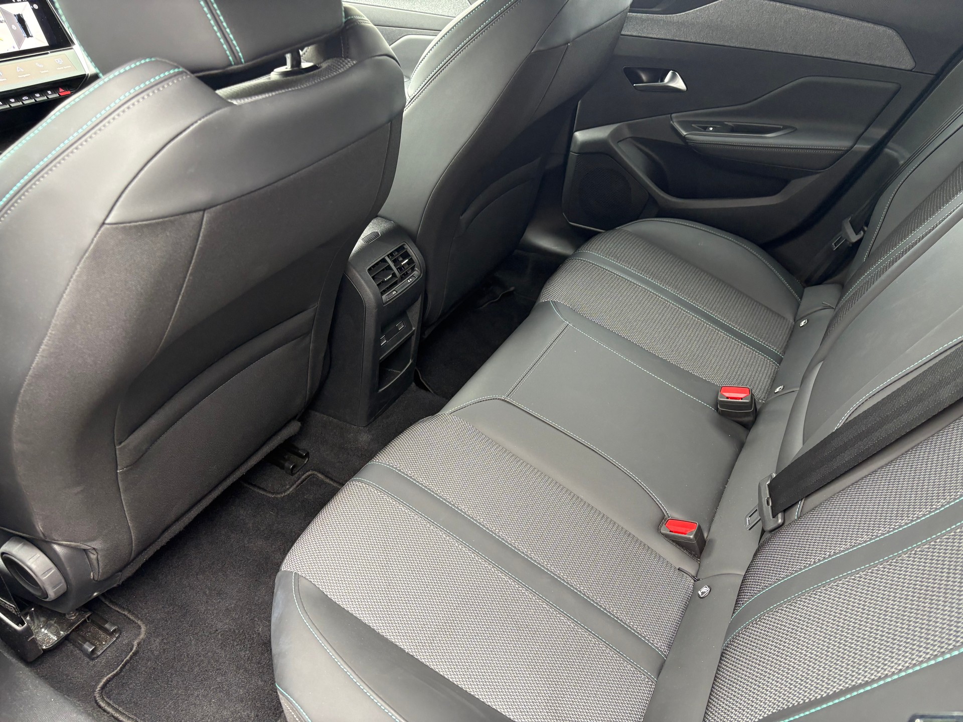 PEUGEOT 308 SW 1.2 PureTech Allure-image-6