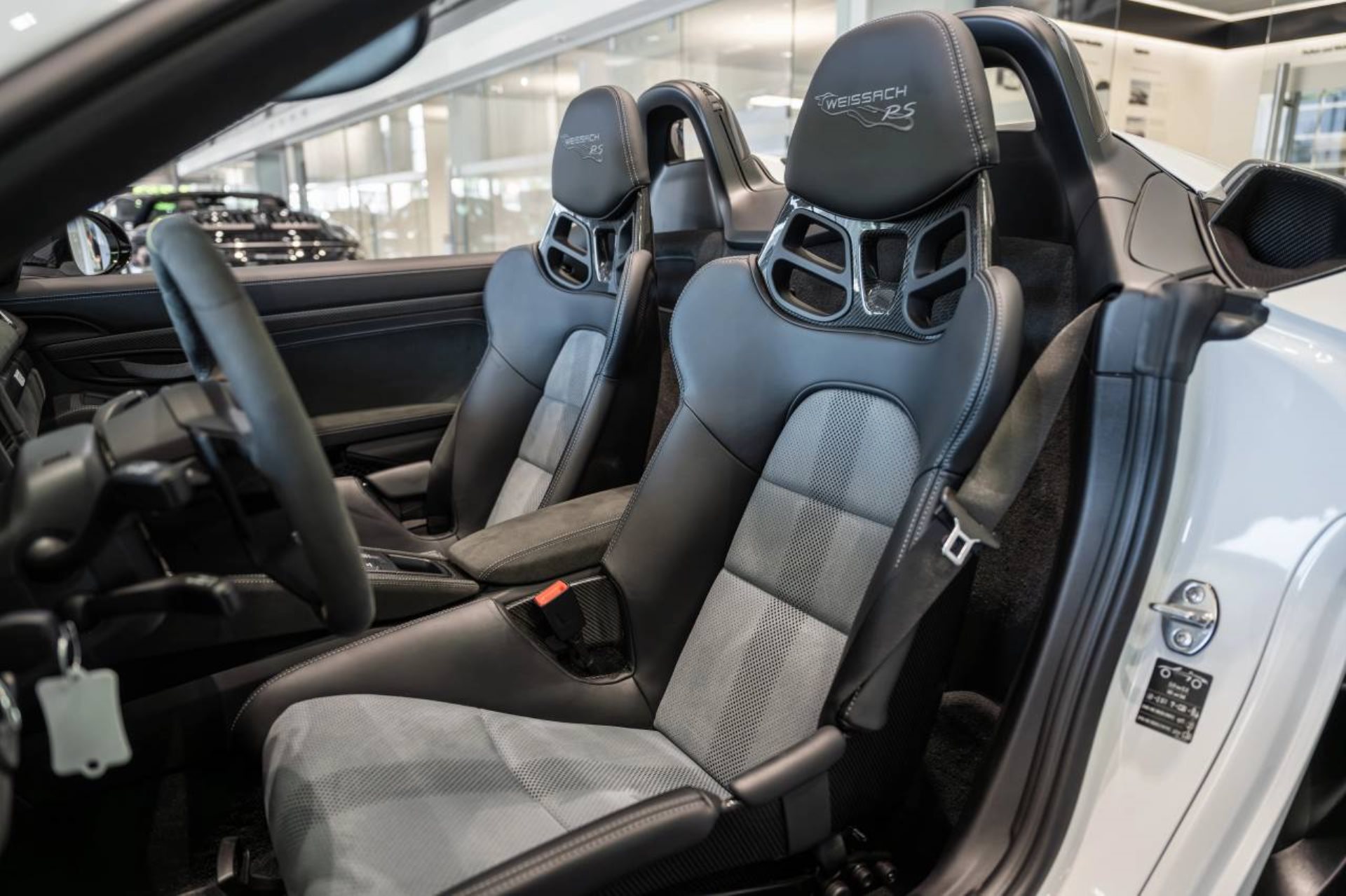 PORSCHE 718 Spyder RS-image-4