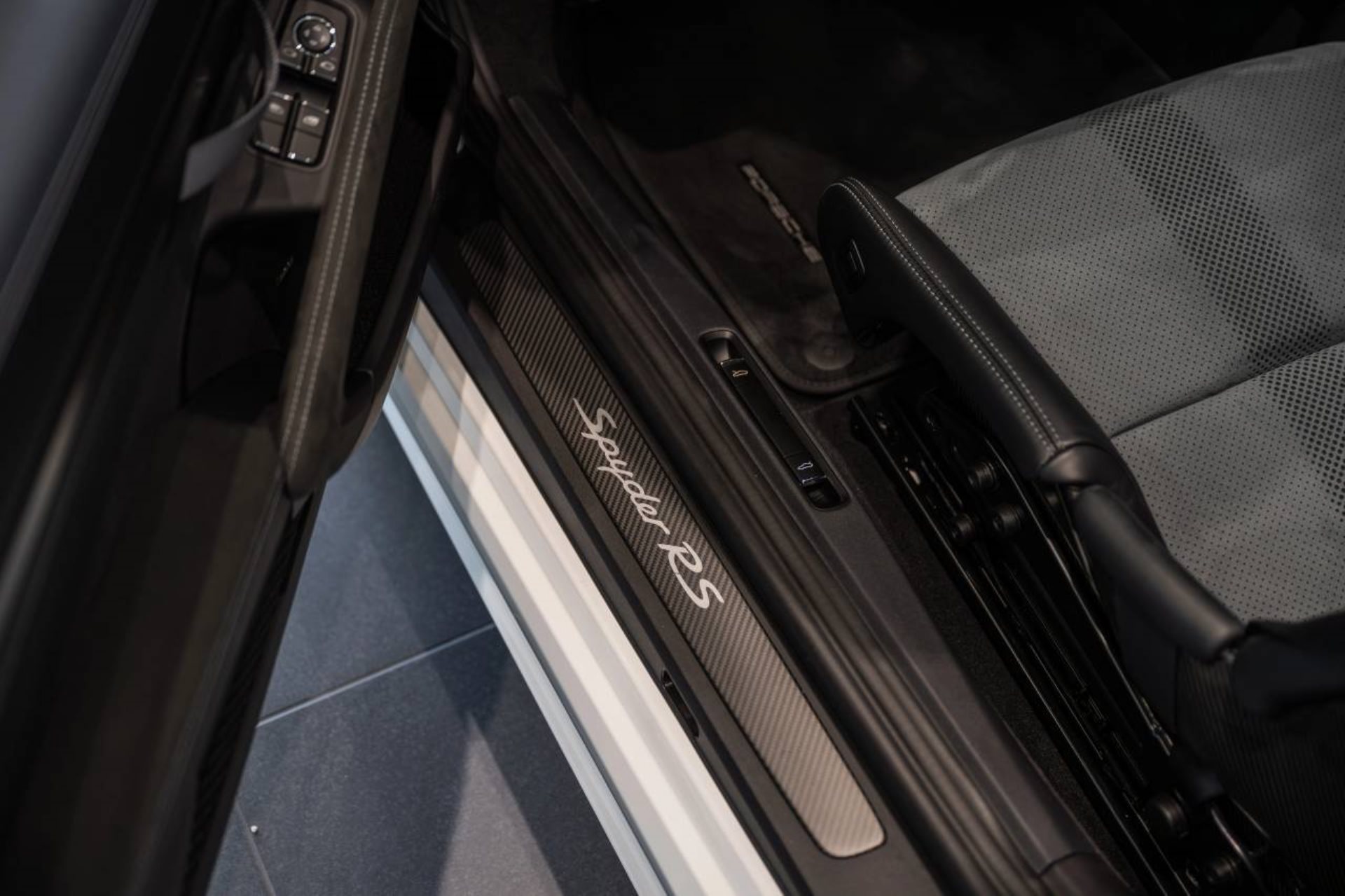 PORSCHE 718 Spyder RS-image-30