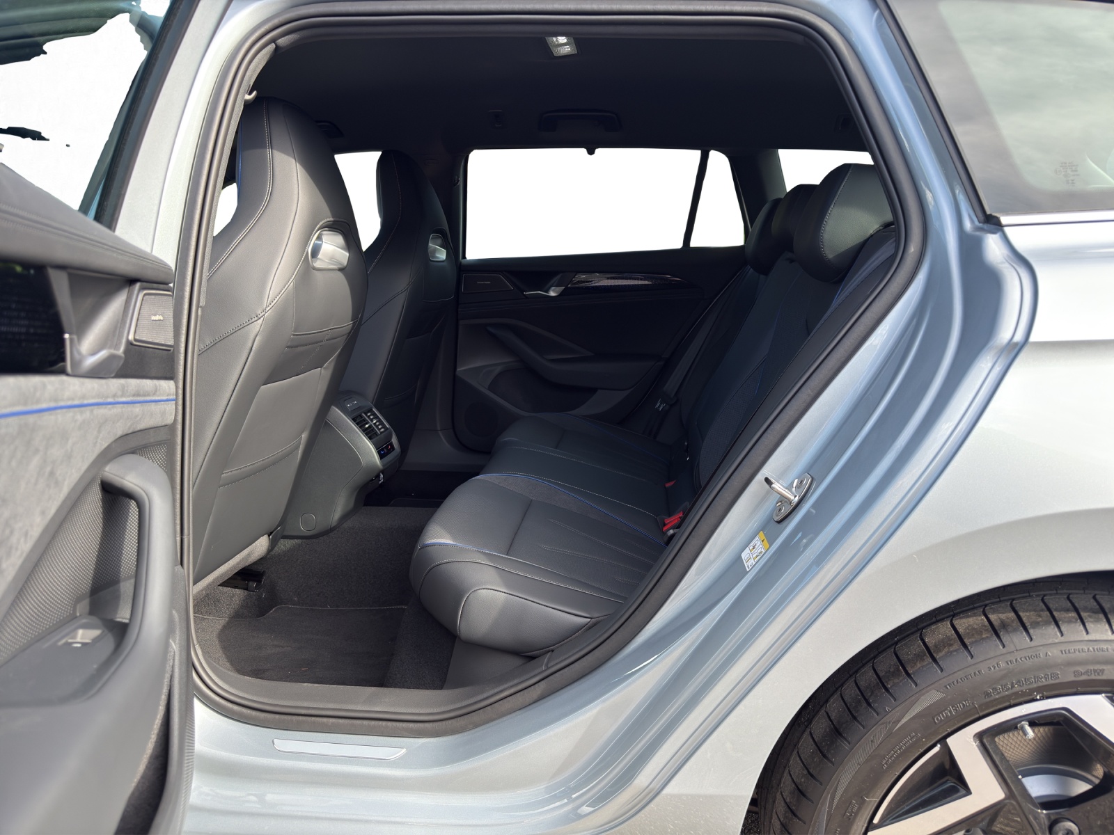 VW Passat Variant 1.5 TSI evo2 Plug-In- Hybrid R-Line DSG-image-9