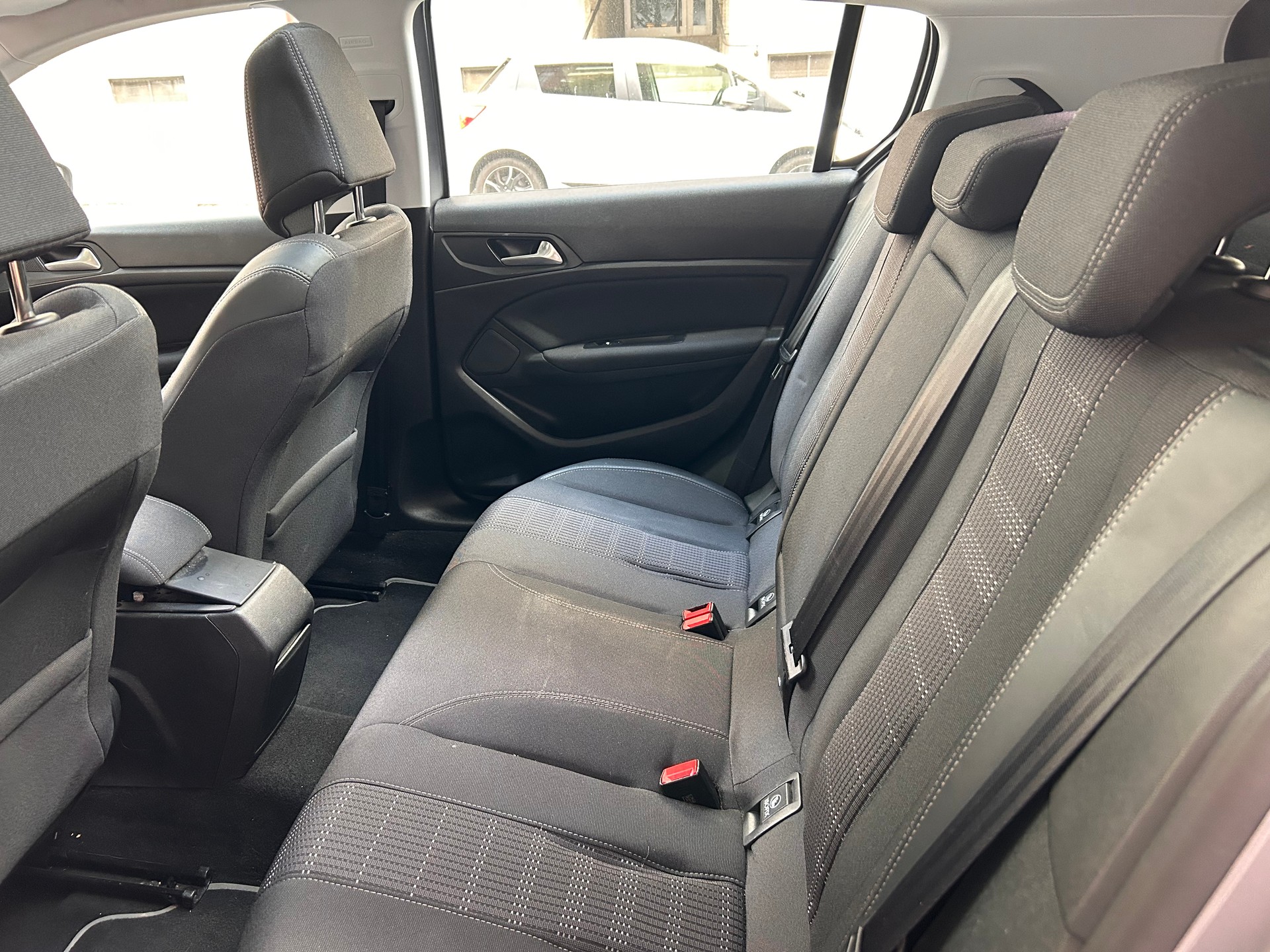 PEUGEOT 308 1.2 Pure Tech Allure-image-4