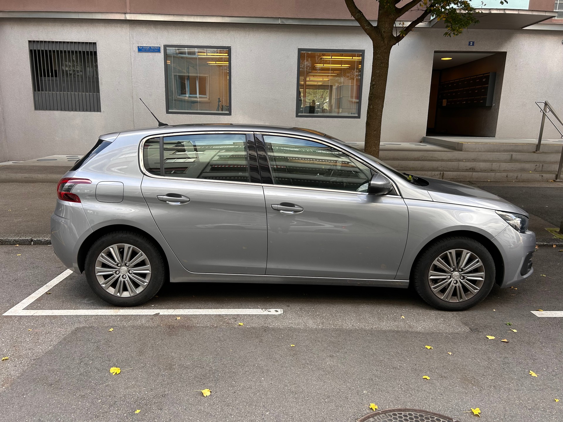 PEUGEOT 308 1.2 Pure Tech Allure-image-1