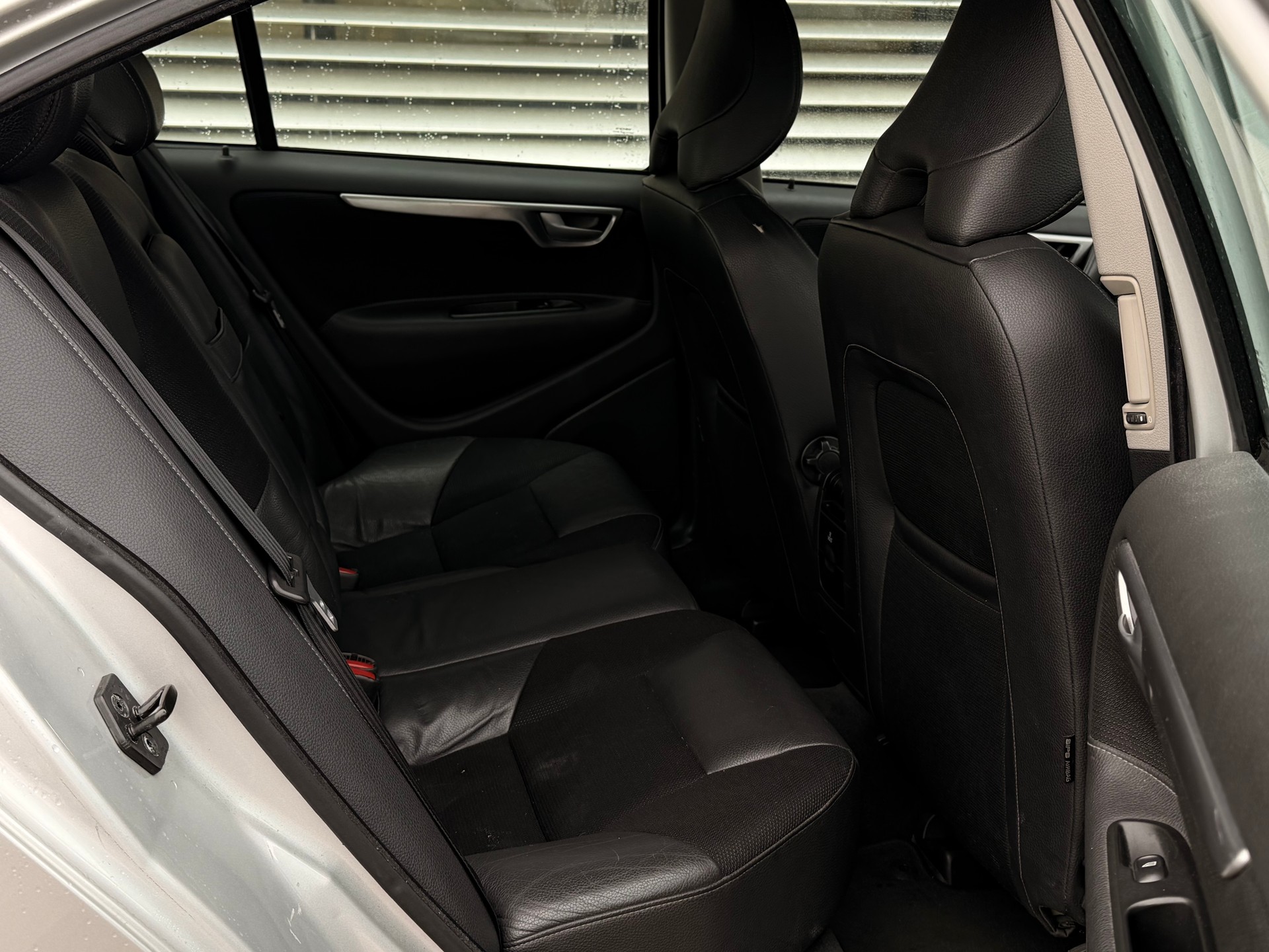 VOLVO S60 2.4 Bi-Fuel Momentum-image-10