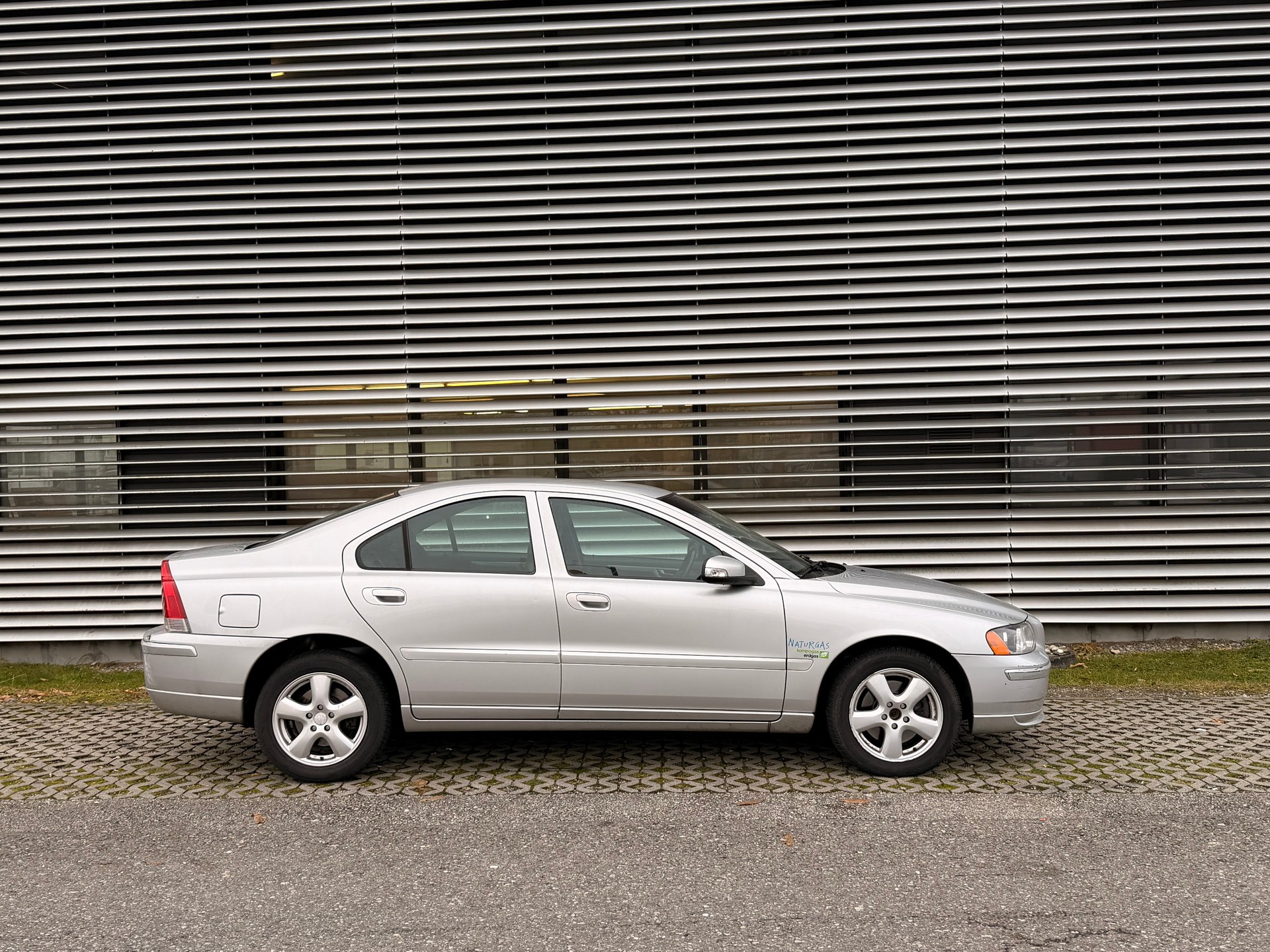 VOLVO S60 2.4 Bi-Fuel Momentum-image-3