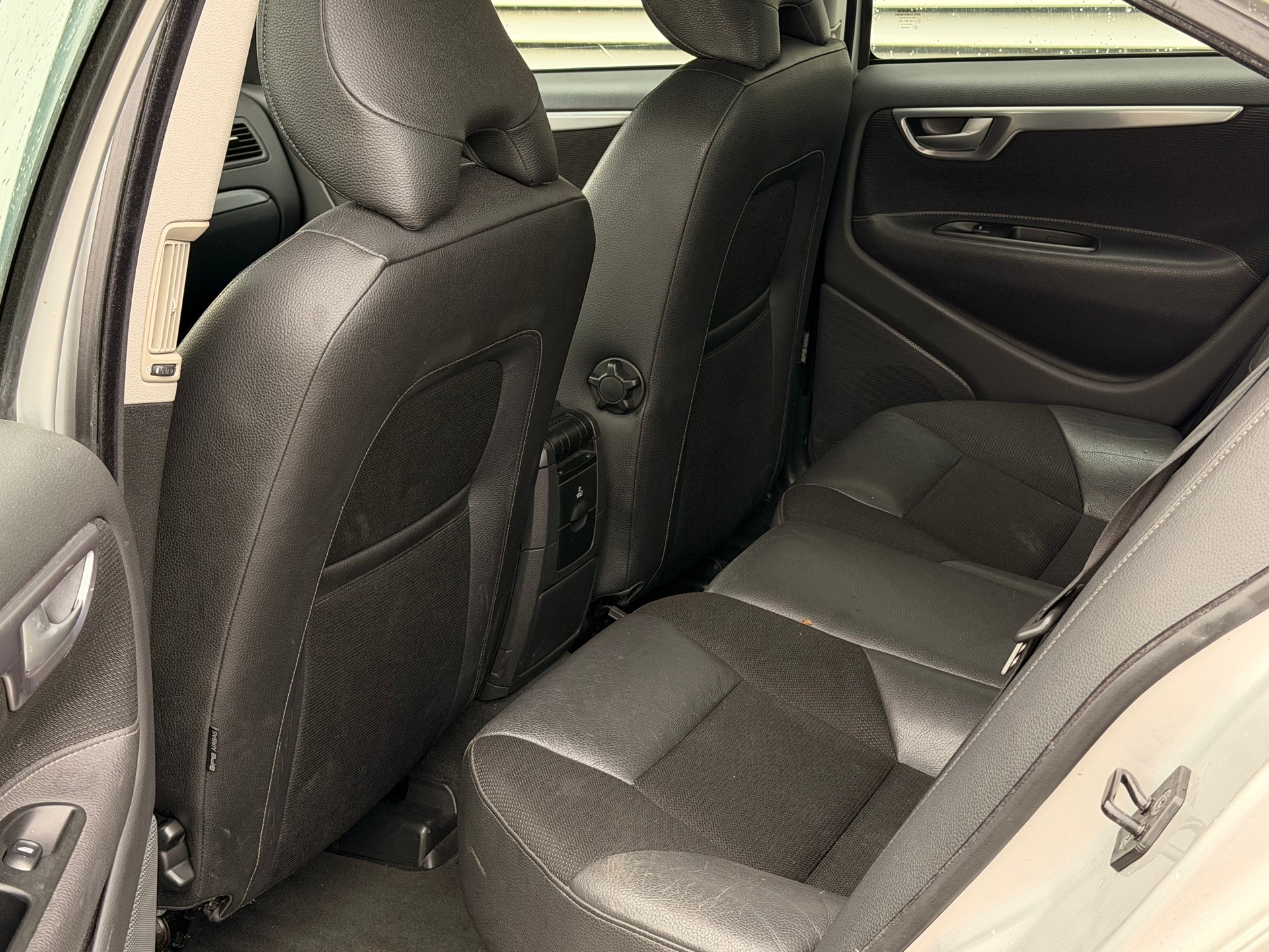 VOLVO S60 2.4 Bi-Fuel Momentum-image-7