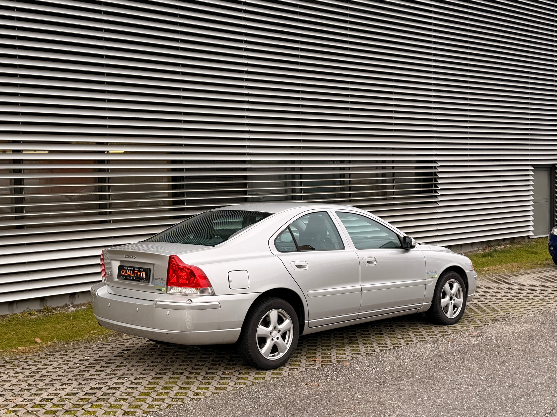 VOLVO S60 2.4 Bi-Fuel Momentum-image-1
