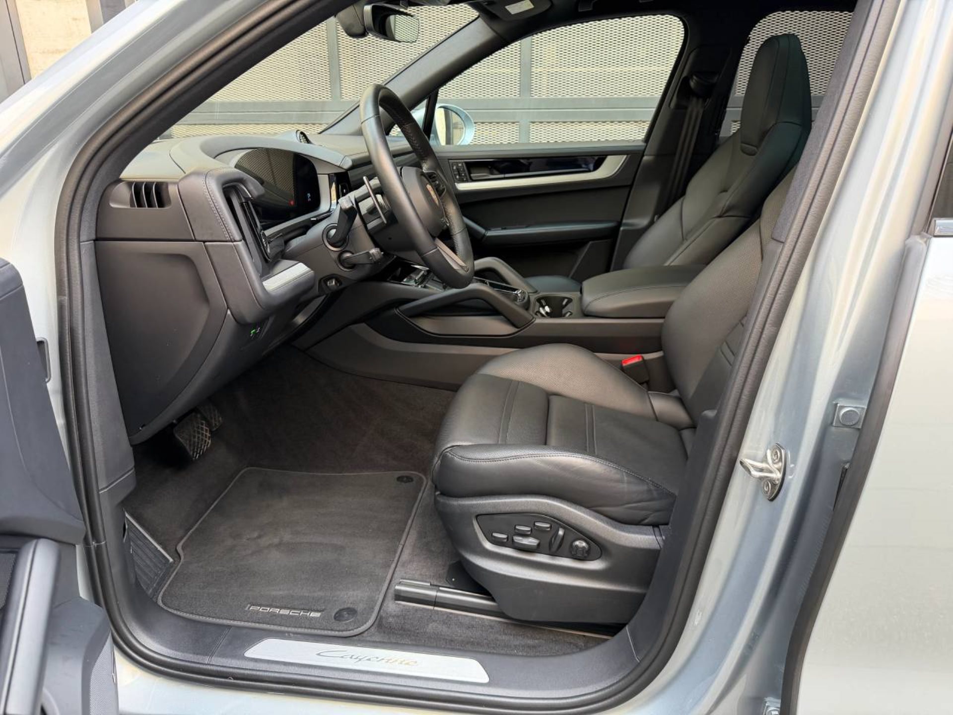 PORSCHE Cayenne E-Hybrid-image-4