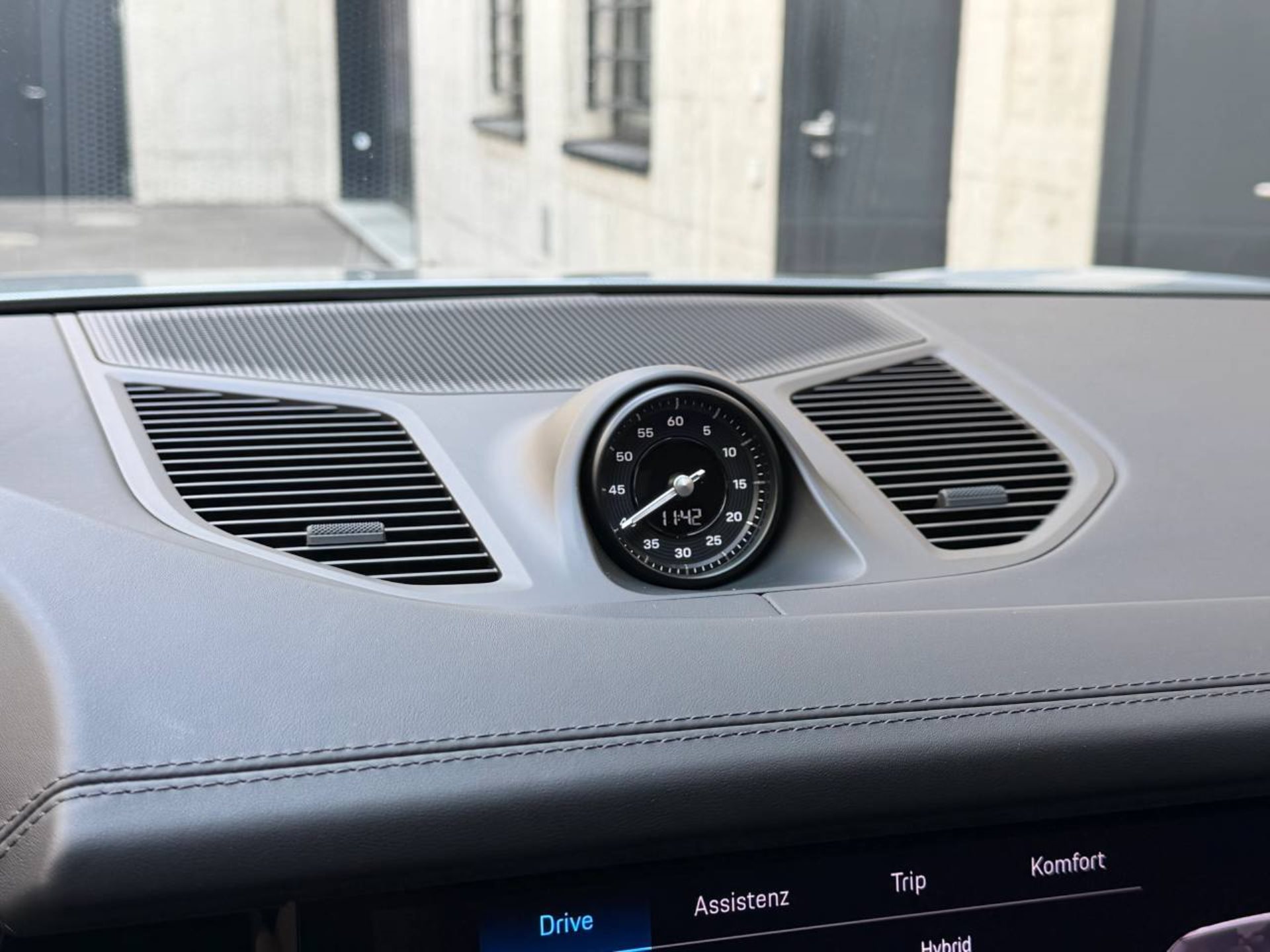 PORSCHE Cayenne E-Hybrid-image-30