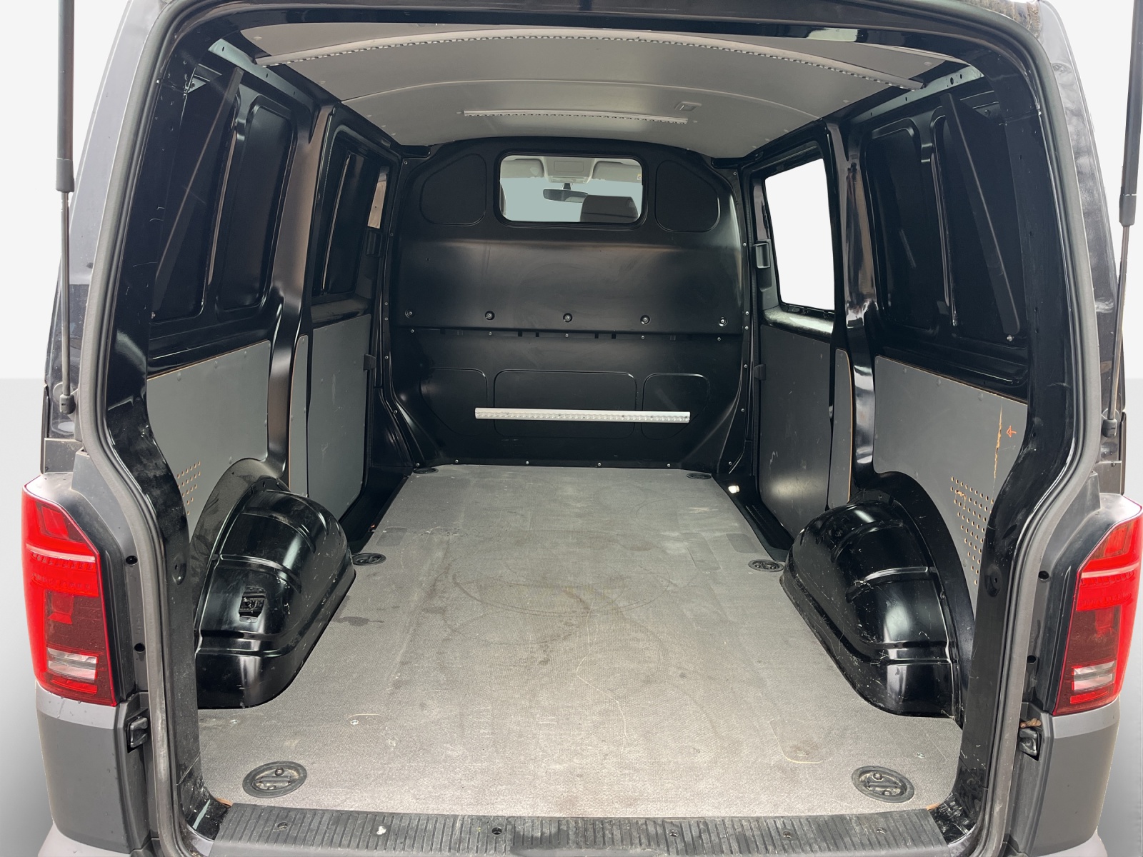 VW T6.1 2.0 TDI DSG-image-12