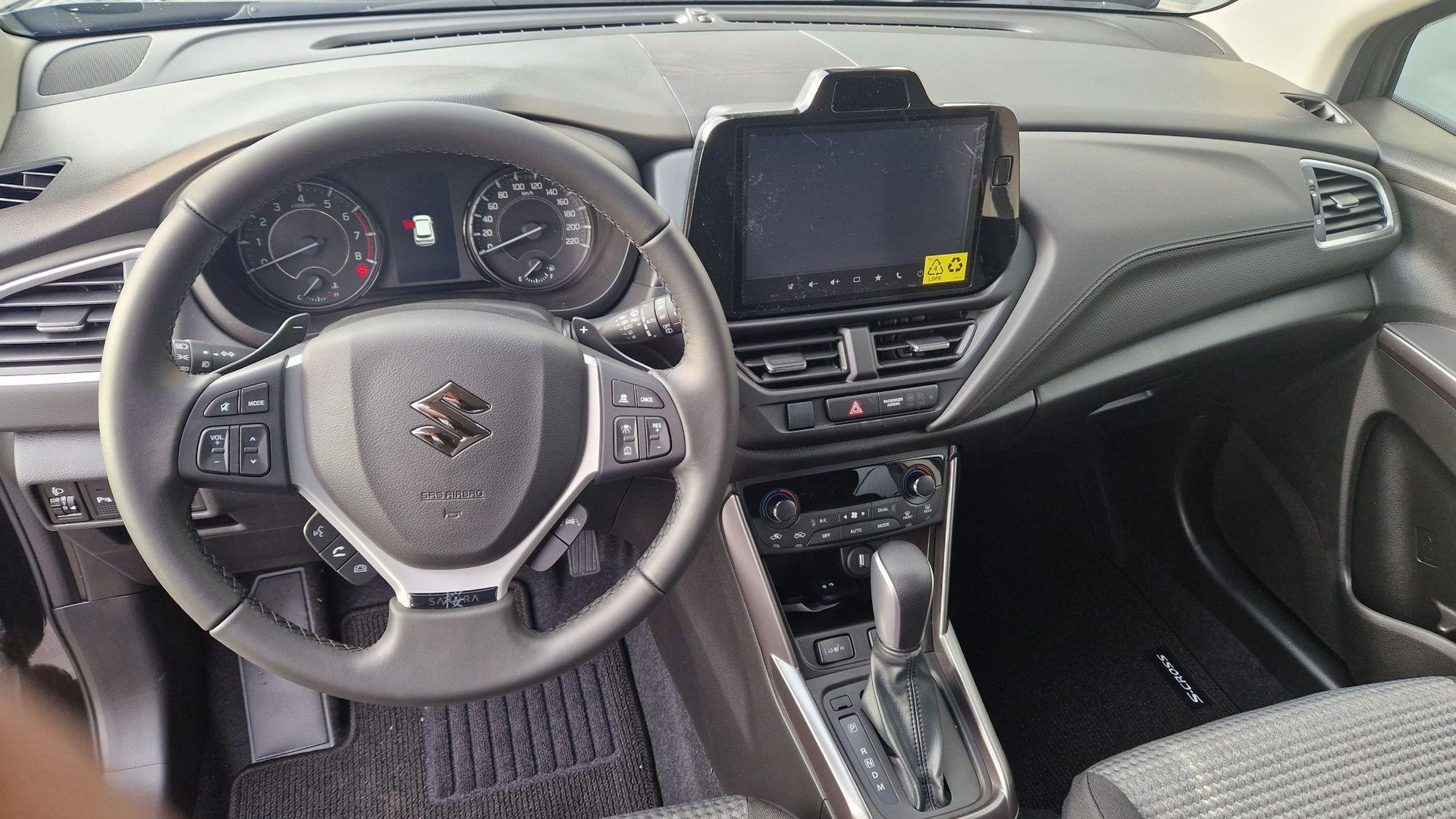 SUZUKI S-Cross 1.4 T Sakura Hybrid 4x4-image-5