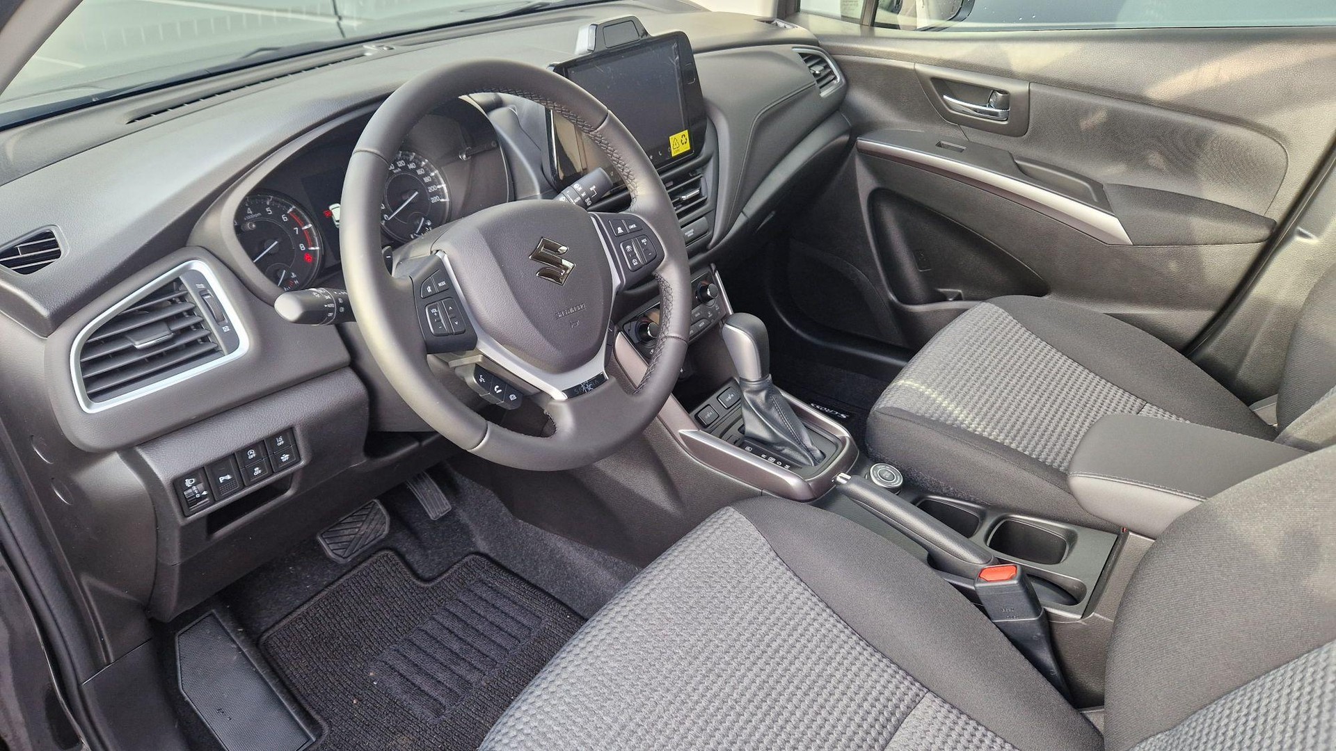 SUZUKI S-Cross 1.4 T Sakura Hybrid 4x4-image-4
