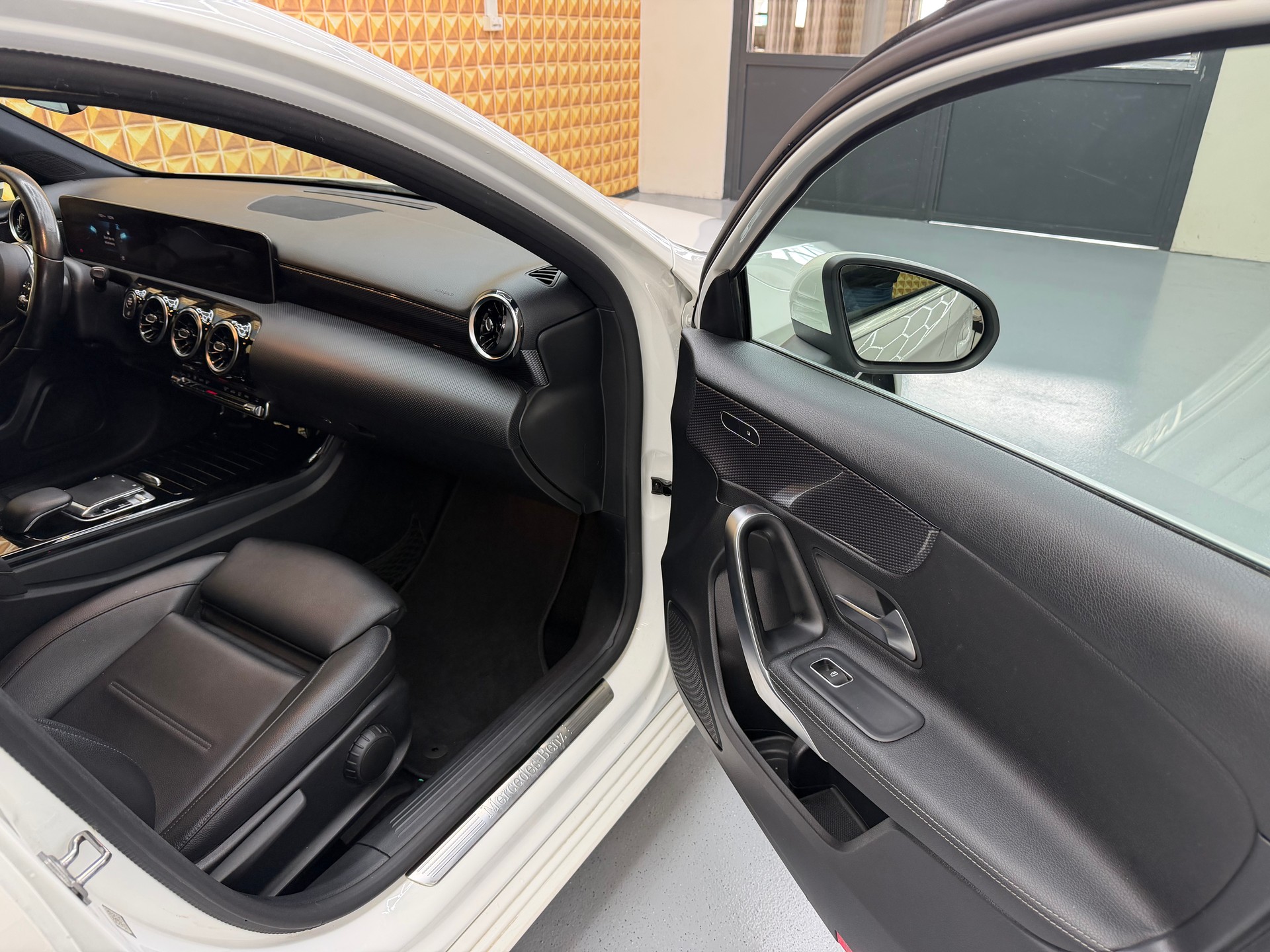 MERCEDES-BENZ A 180 d Style 7G-DCT-image-11