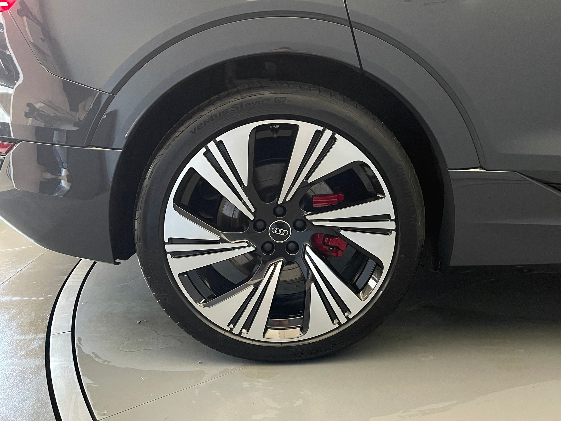 AUDI Q8 e-tron 50 S Line quattro-image-13