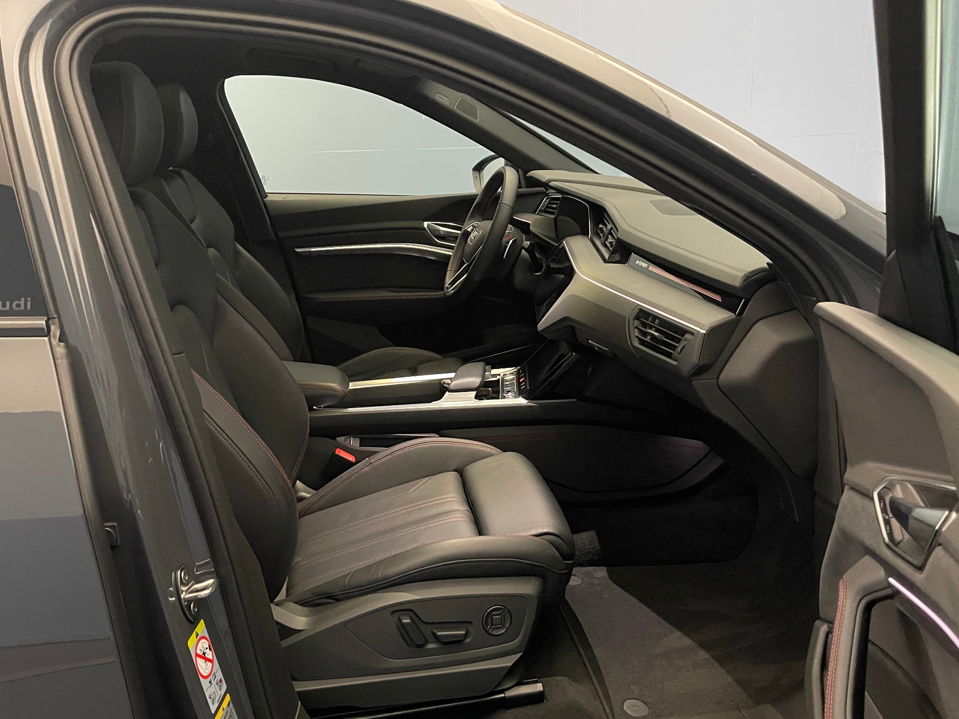 AUDI Q8 e-tron 50 S Line quattro-image-8