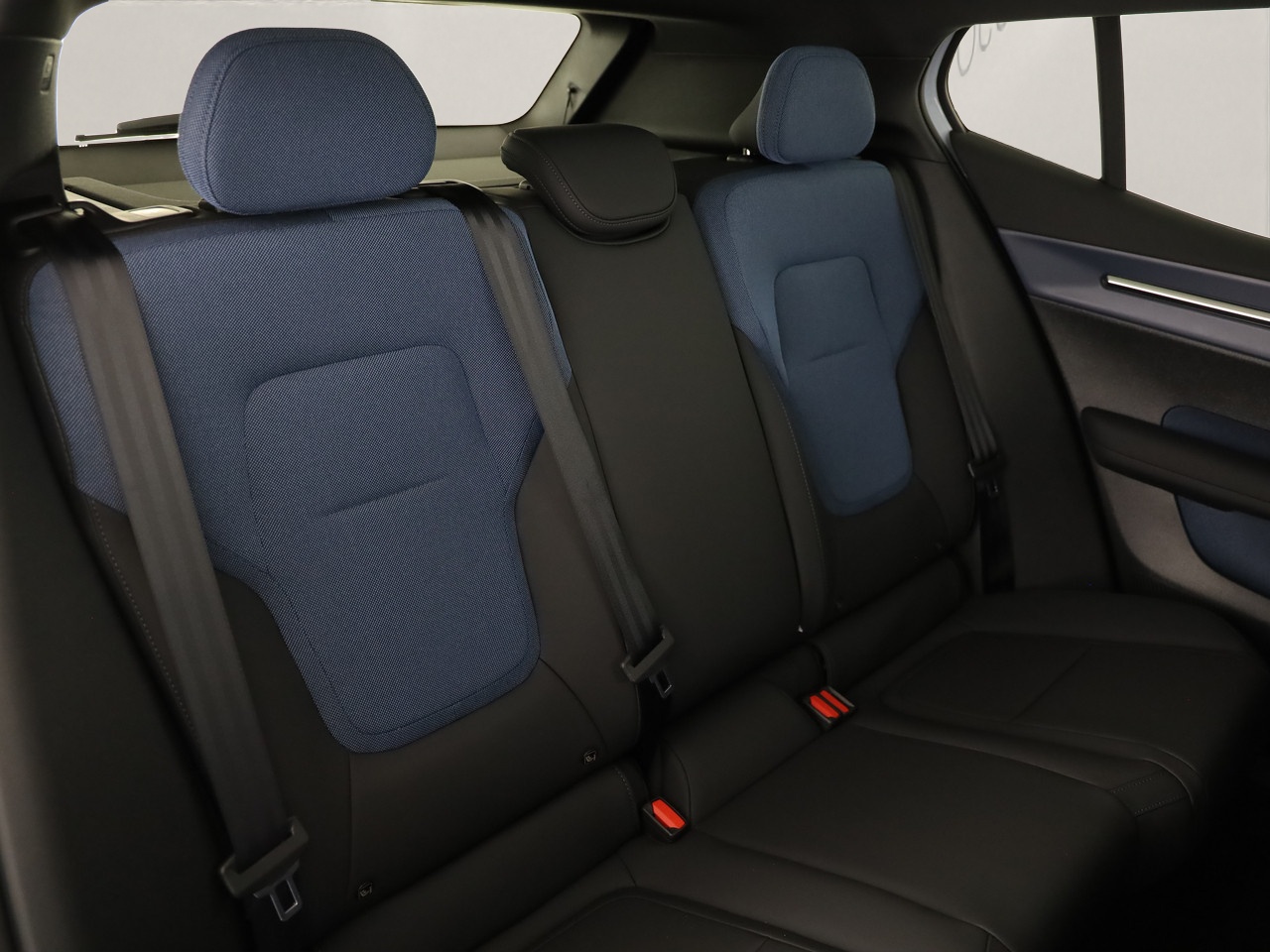 VOLVO EX30 CC E60 Twin Performance AWD-image-8