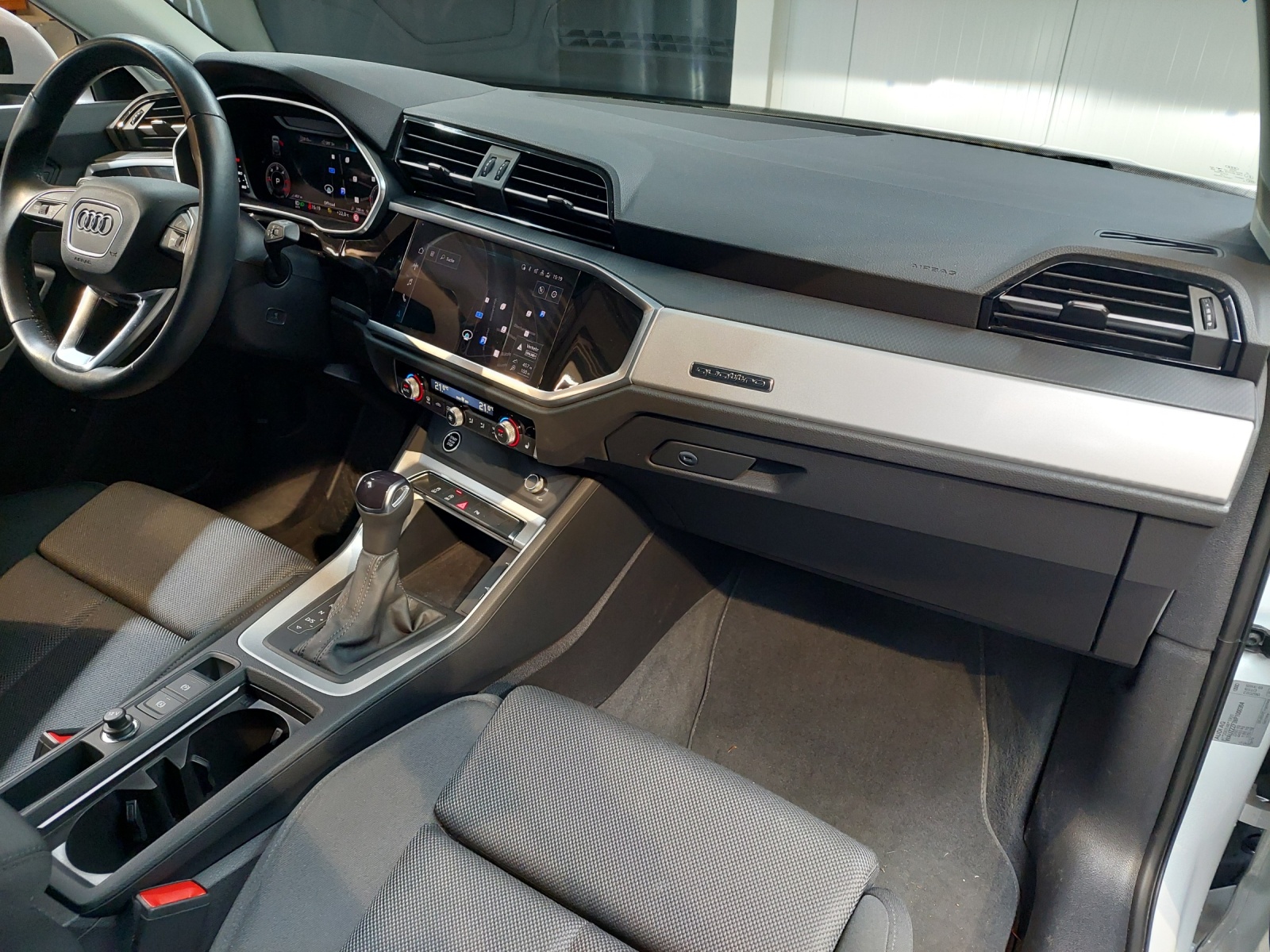 AUDI Q3 35 TDI S line quattro S-tronic-image-9