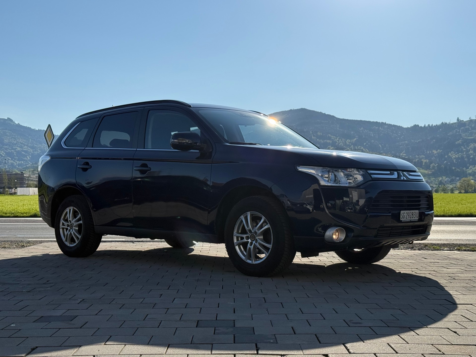 MITSUBISHI Outlander 2.2 DID Intense 4WD Automatic-image-1