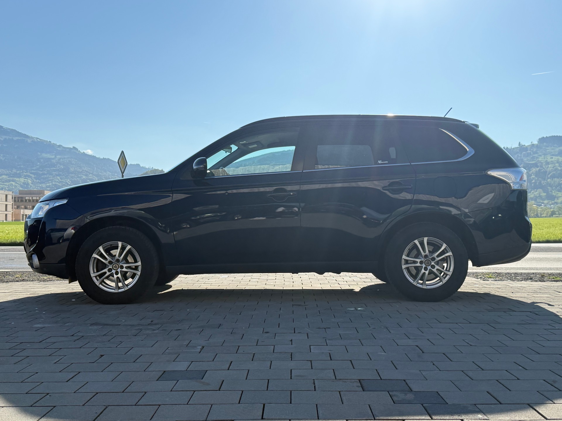 MITSUBISHI Outlander 2.2 DID Intense 4WD Automatic-image-3