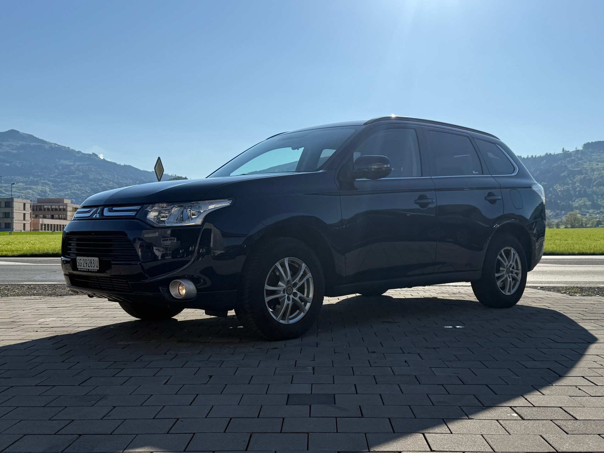 MITSUBISHI Outlander 2.2 DID Intense 4WD Automatic-image-0