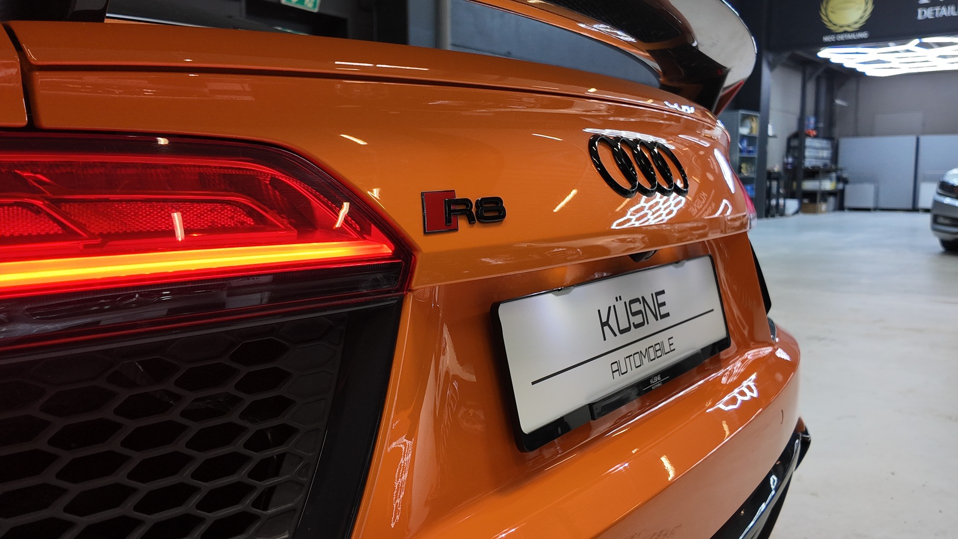 AUDI R8 Coupé 5.2 plus S-Tronic-image-8