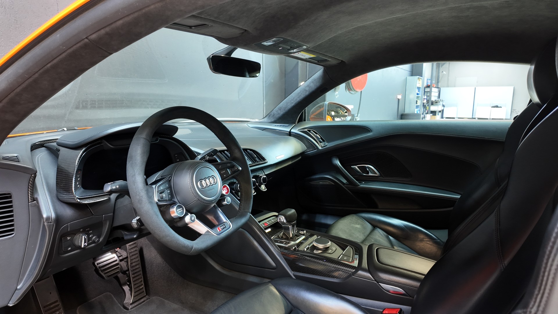 AUDI R8 Coupé 5.2 plus S-Tronic-image-11