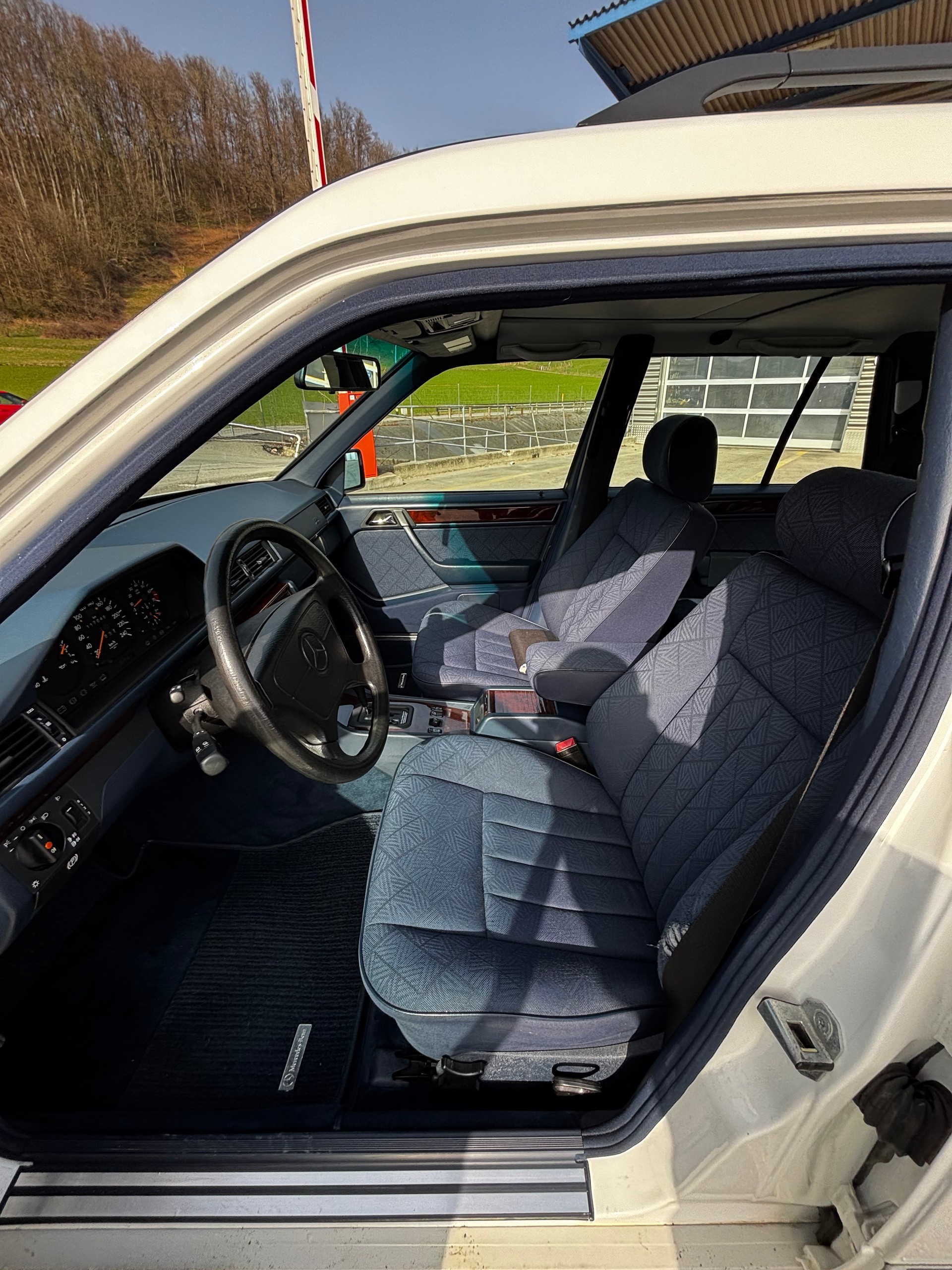 MERCEDES-BENZ E 220-image-8