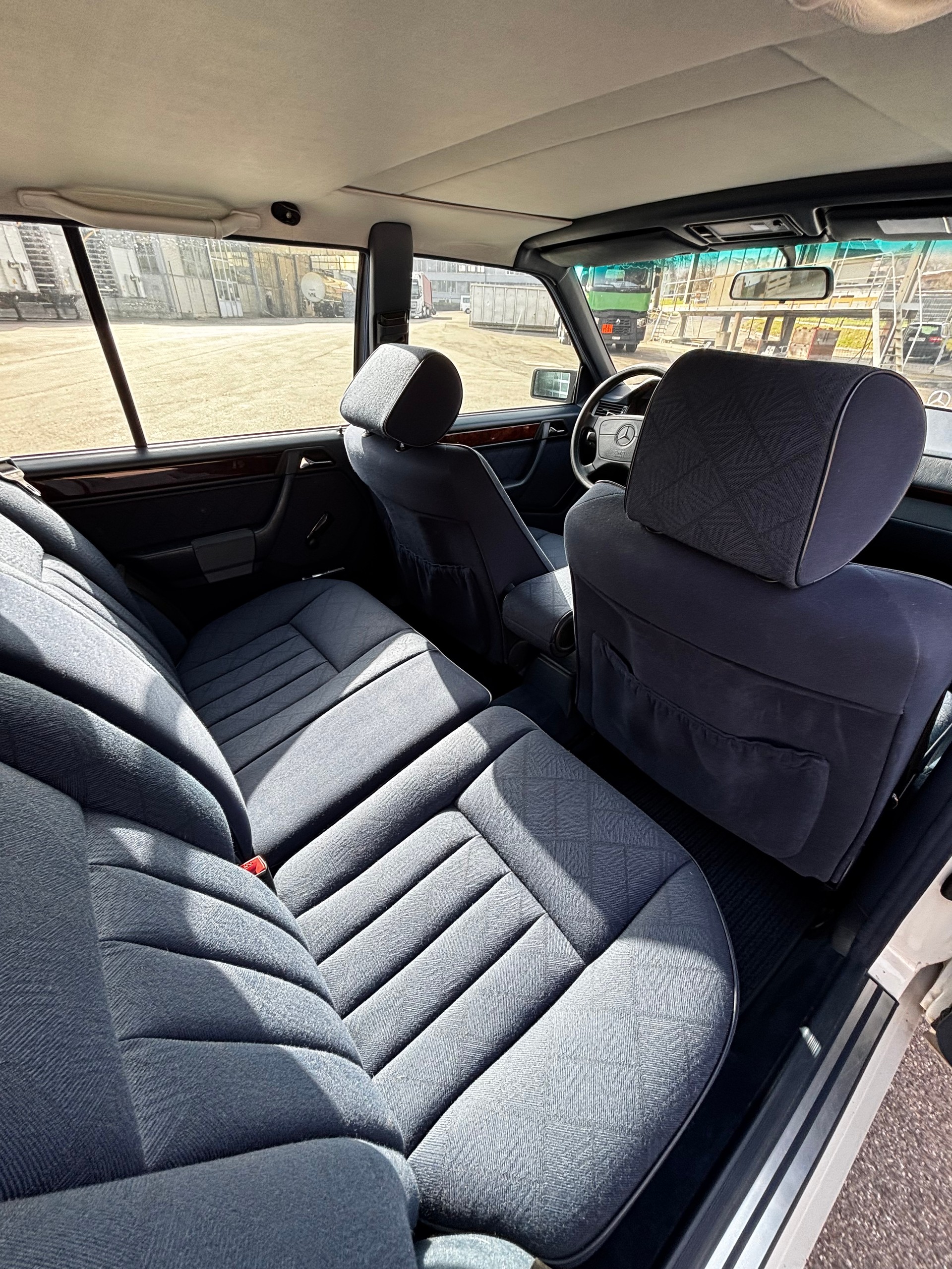 MERCEDES-BENZ E 220-image-12