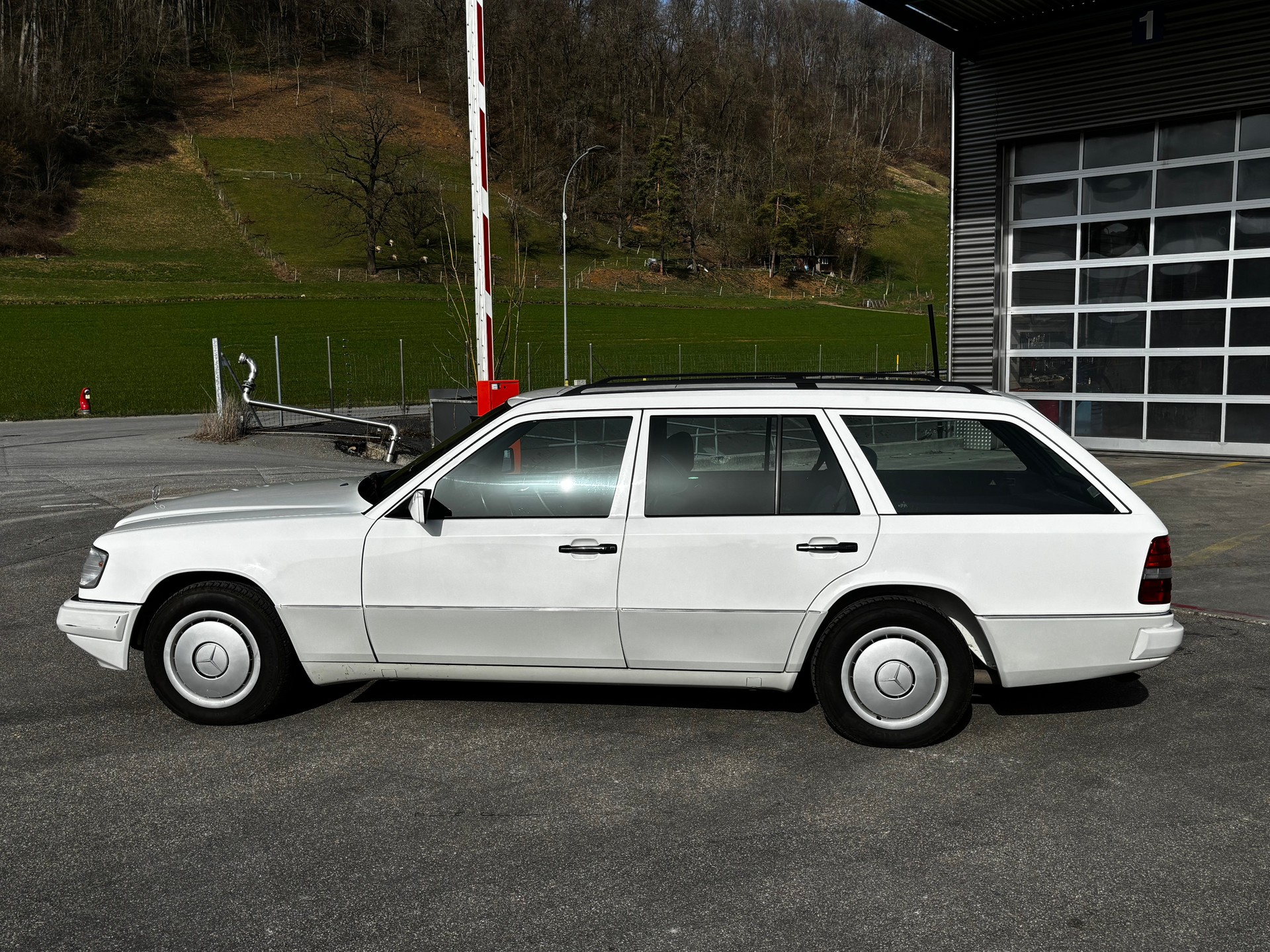 MERCEDES-BENZ E 220-image-2