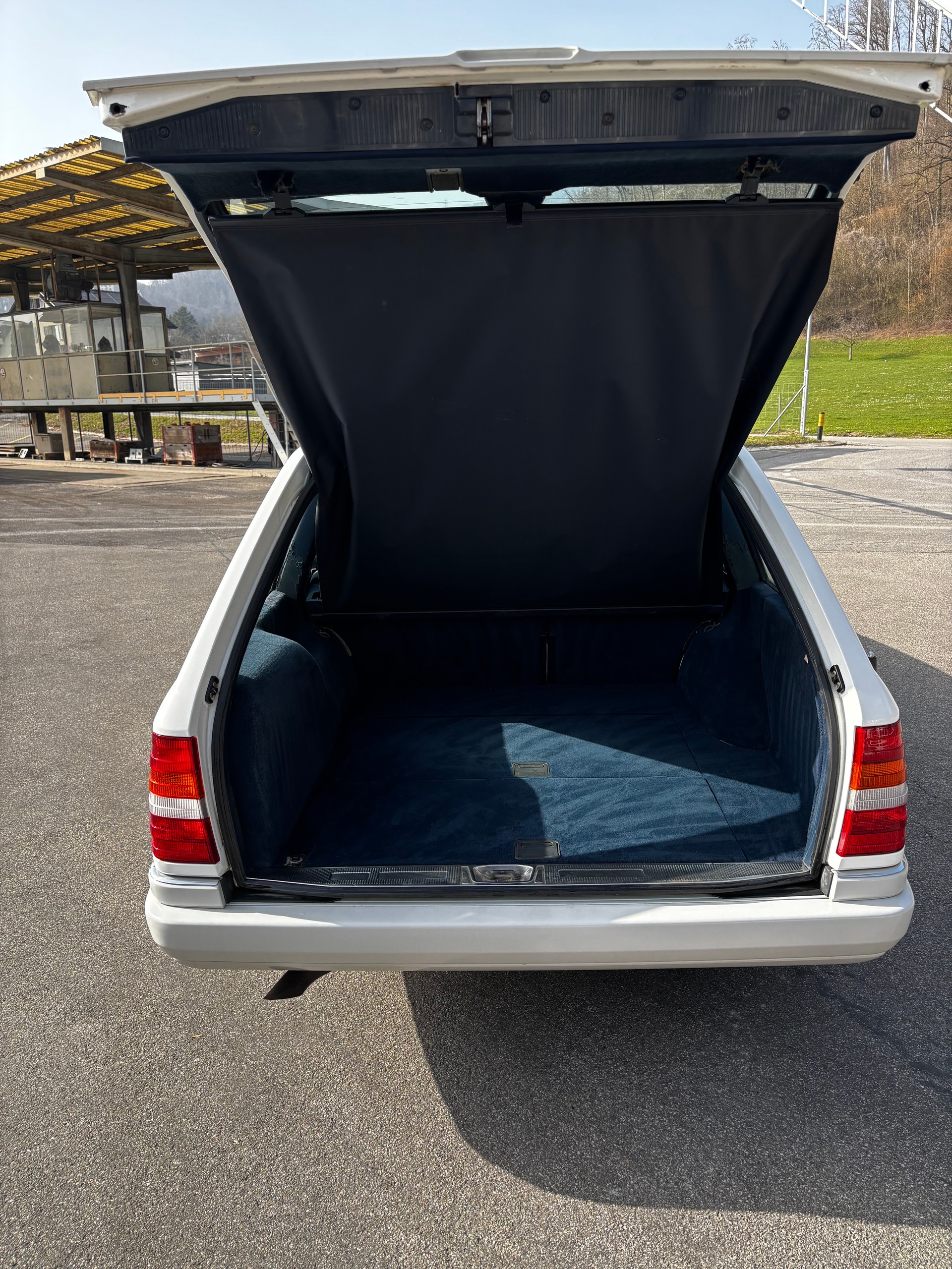 MERCEDES-BENZ E 220-image-13