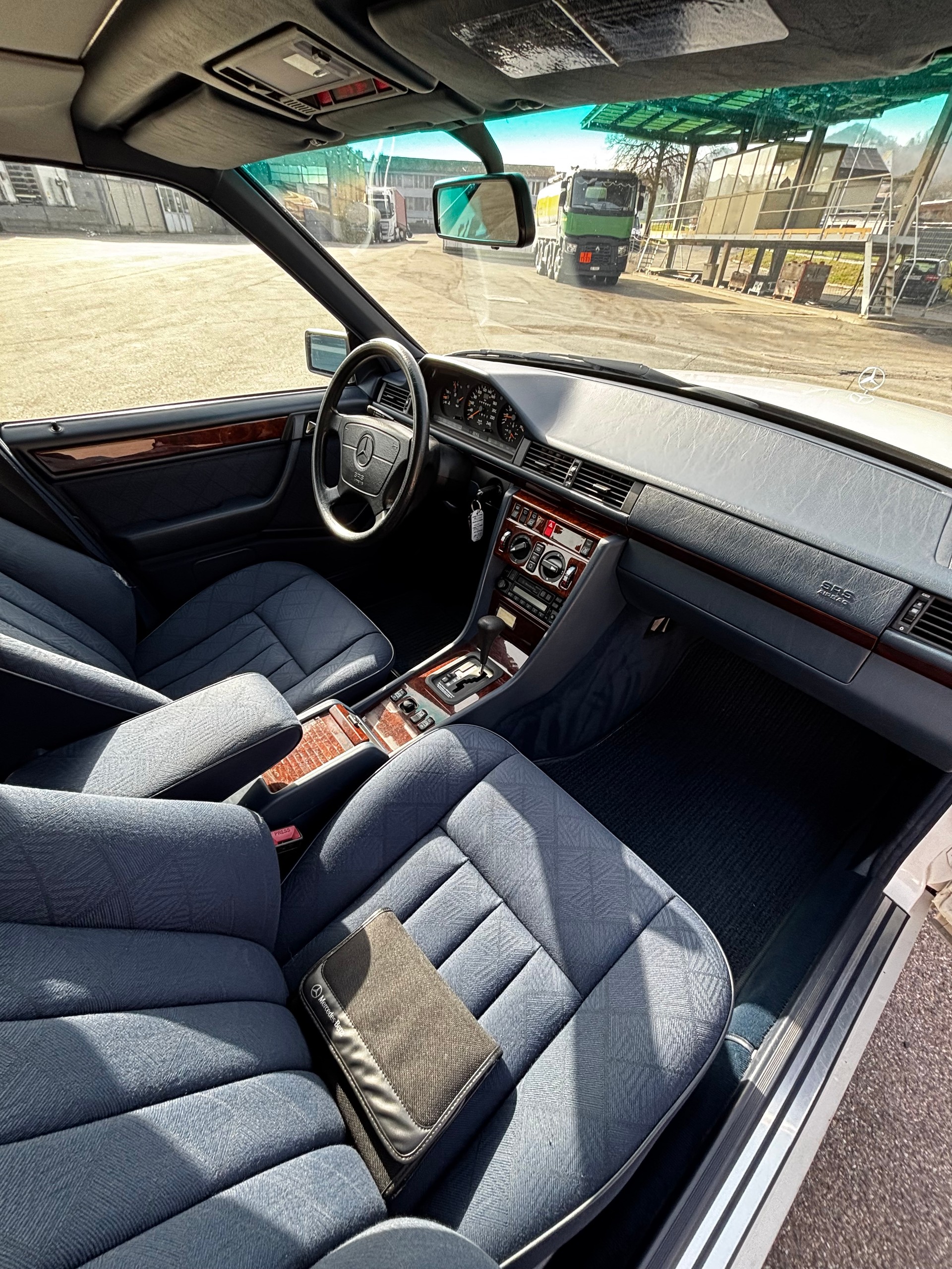 MERCEDES-BENZ E 220-image-11