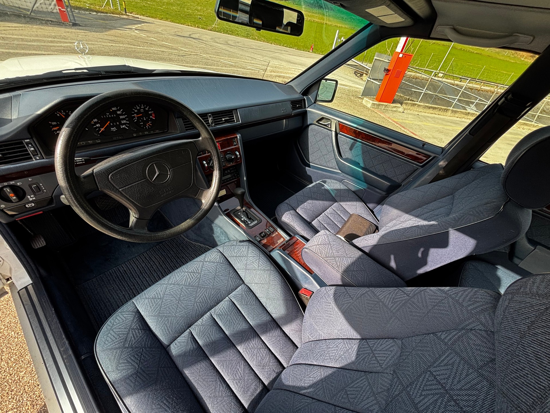 MERCEDES-BENZ E 220-image-9