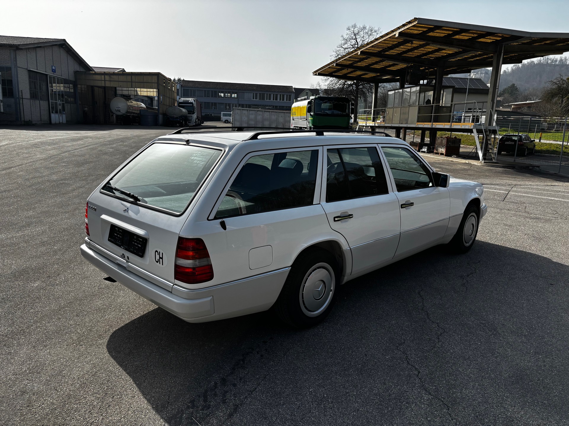 MERCEDES-BENZ E 220-image-5