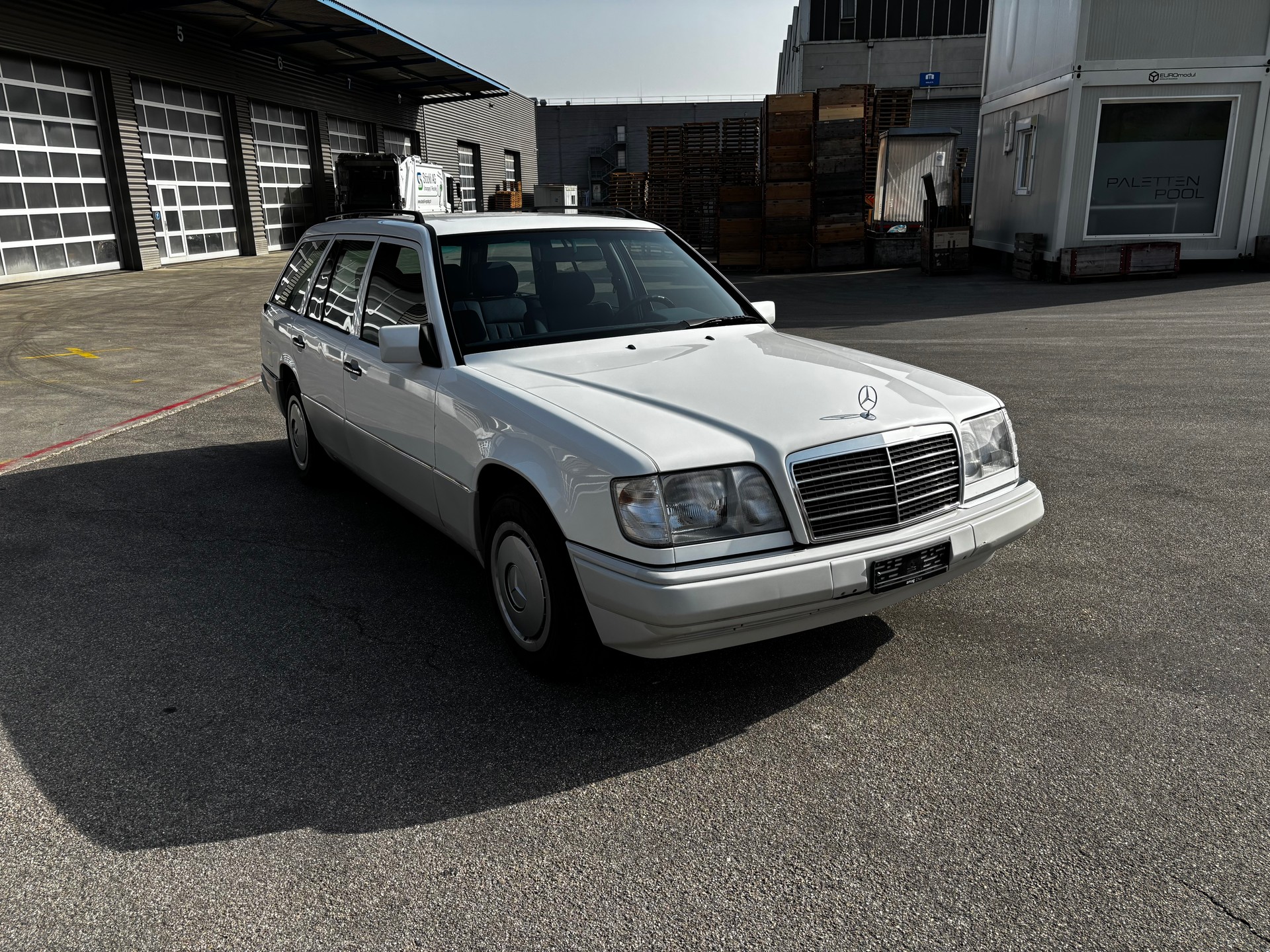 MERCEDES-BENZ E 220-image-0