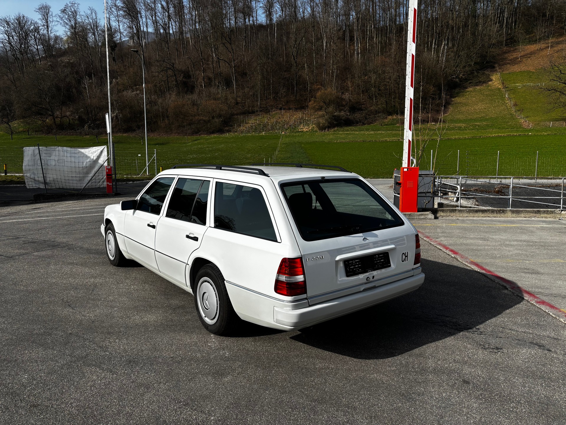 MERCEDES-BENZ E 220-image-4
