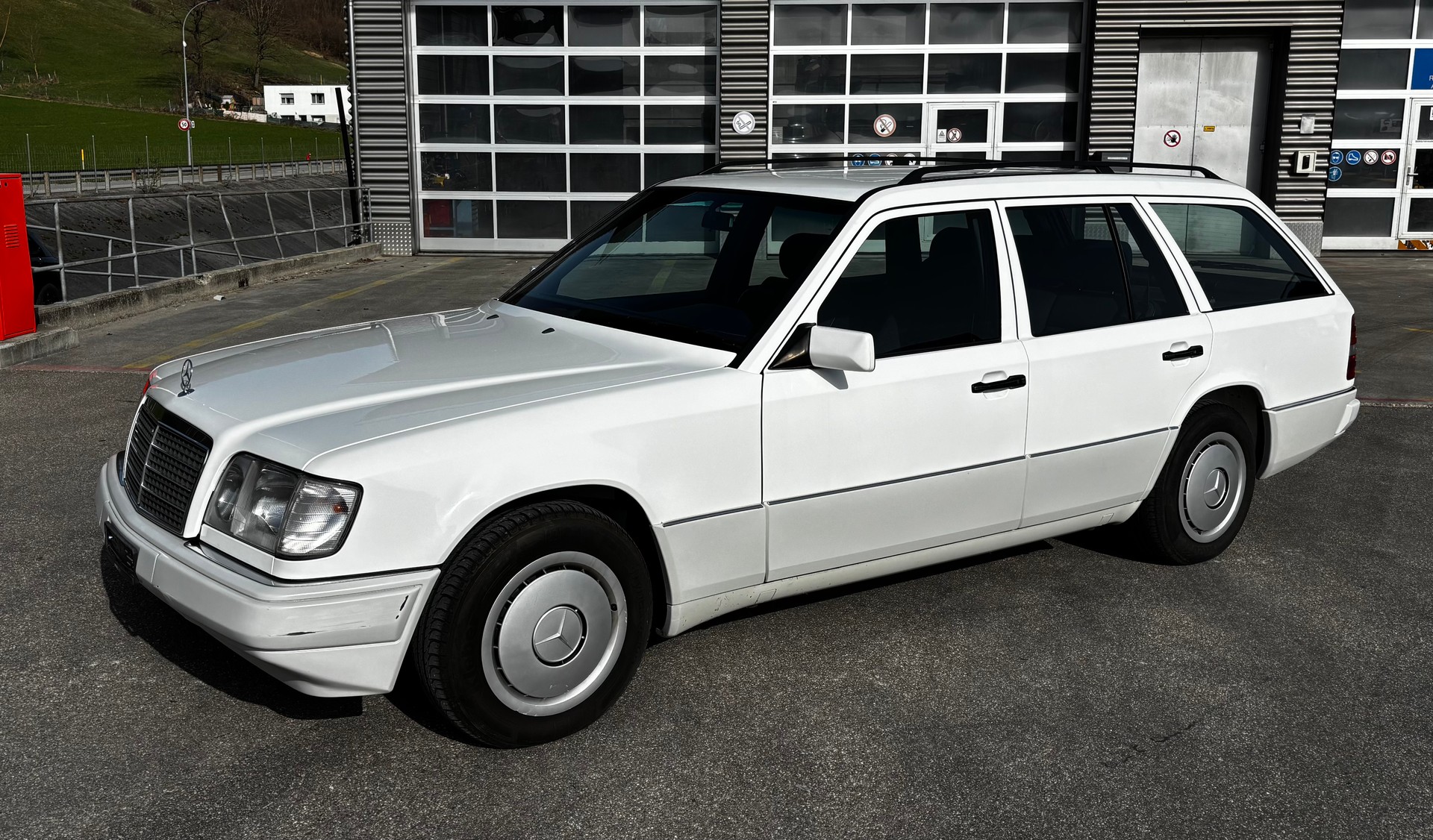 MERCEDES-BENZ E 220-image-1
