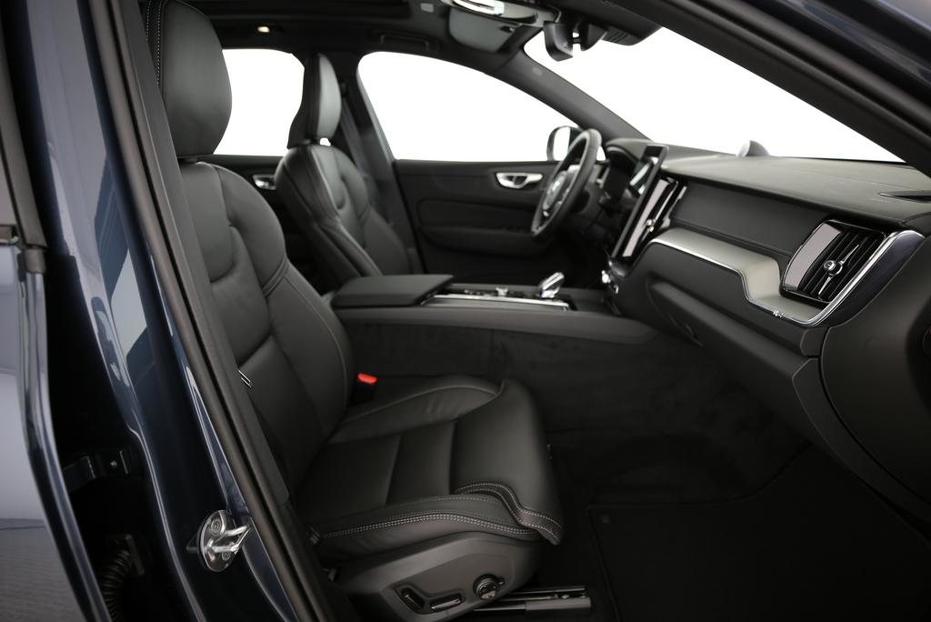 VOLVO XC60 2.0 T6 TE Black Edition eAWD-image-12