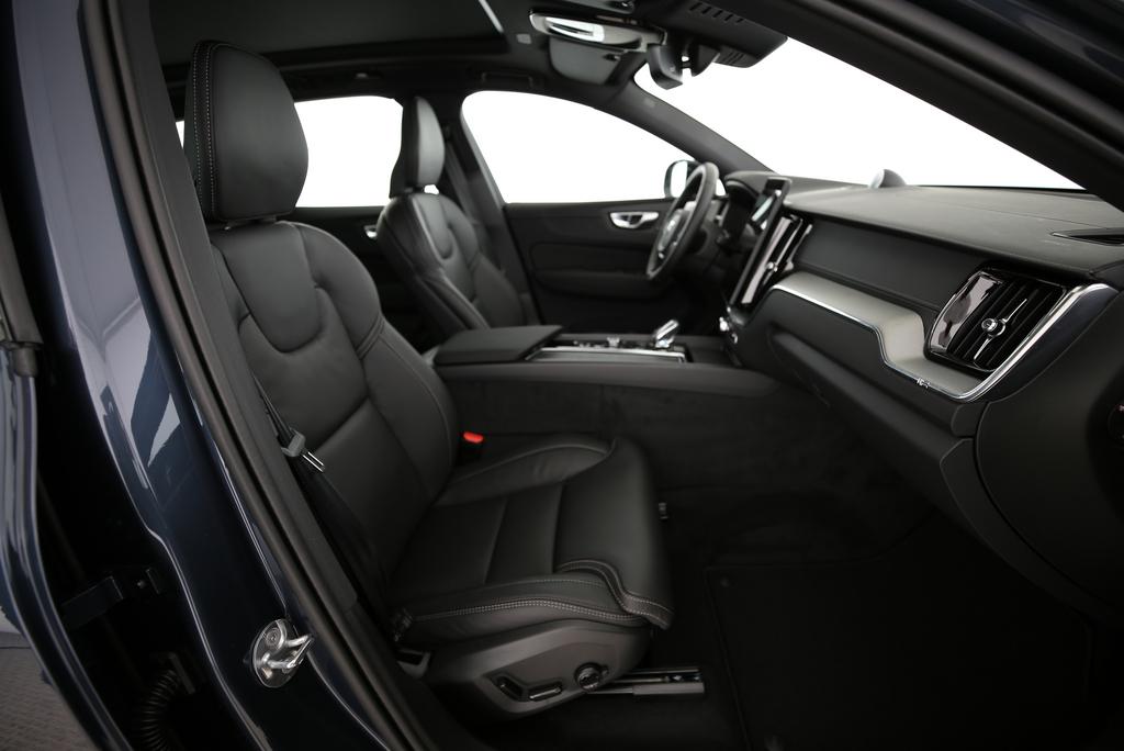 VOLVO XC60 2.0 T6 TE Black Edition eAWD-image-6